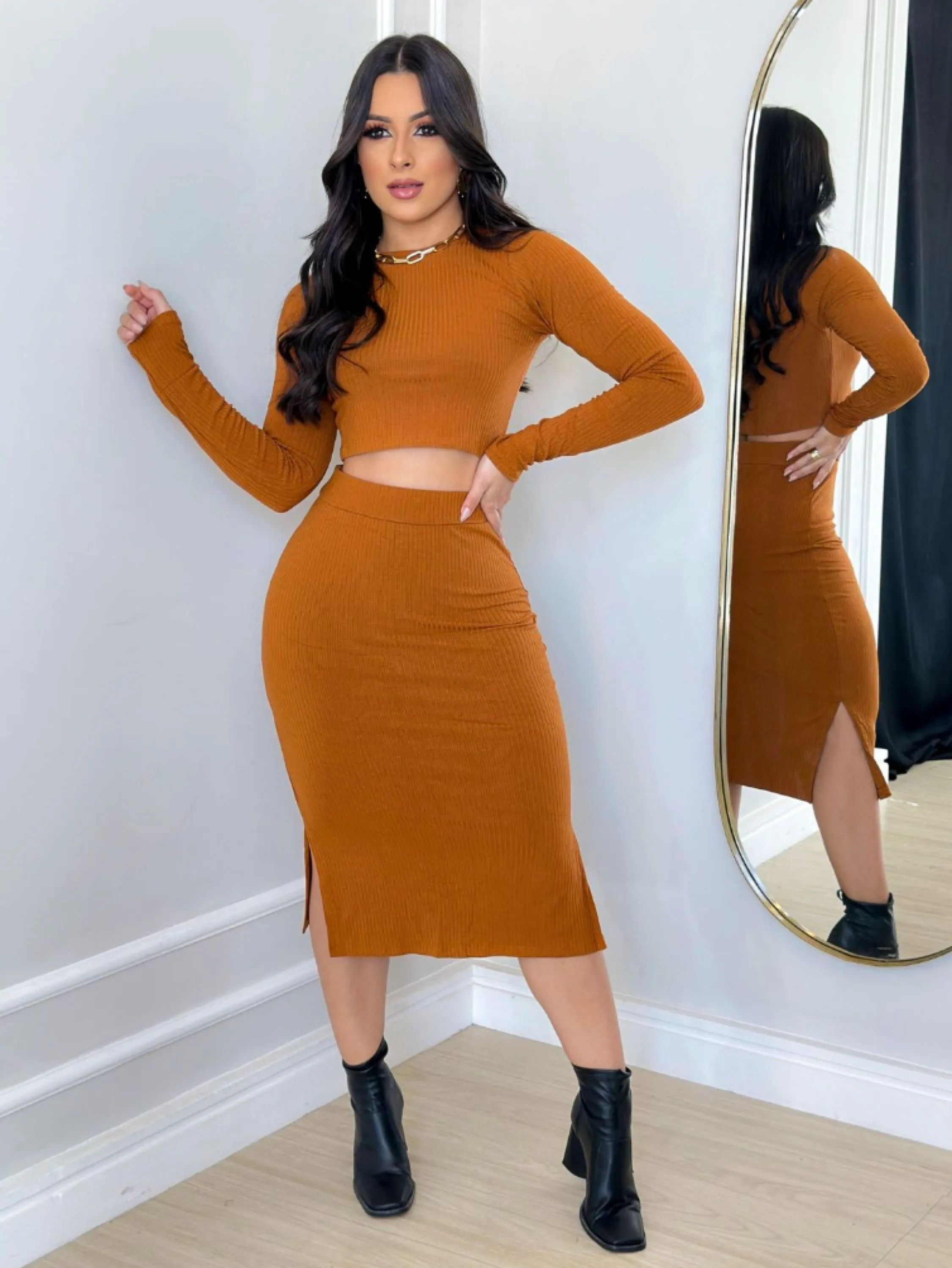 Conjunto Cropped manga longa e saia mídi