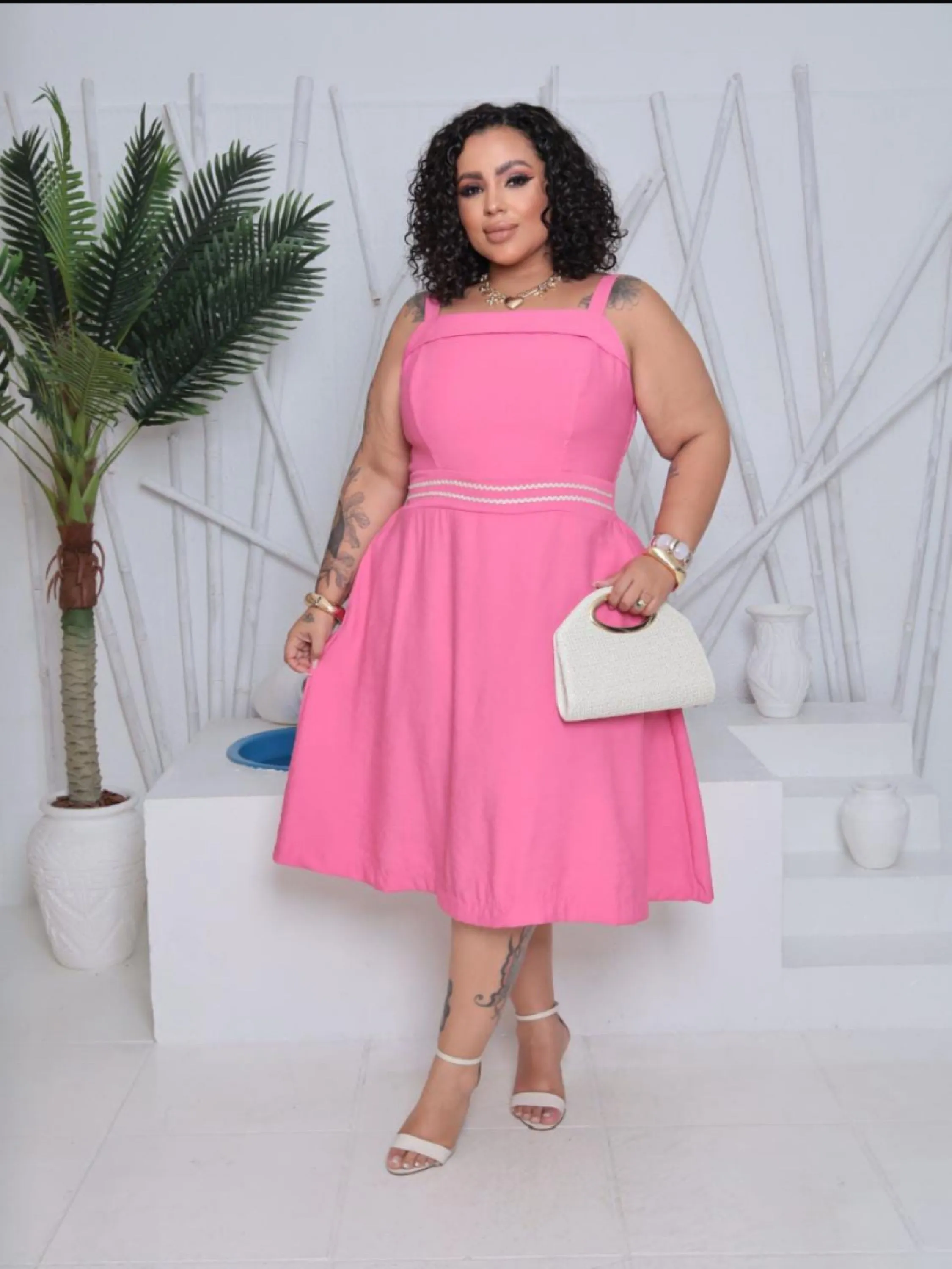 Vestido mídi de alcinha plus size