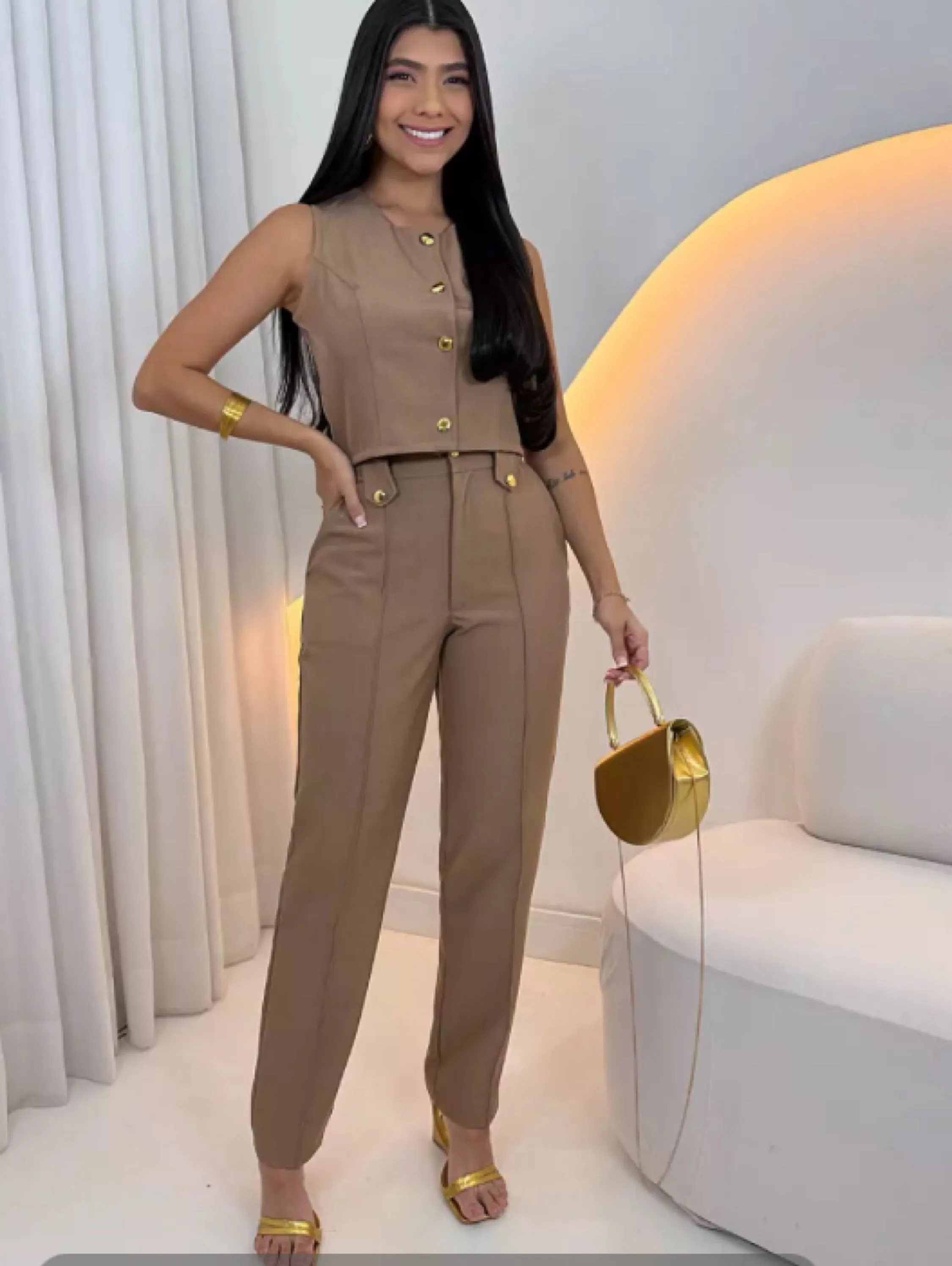 Conjunto Letícia calça reta e colete com botões dourado