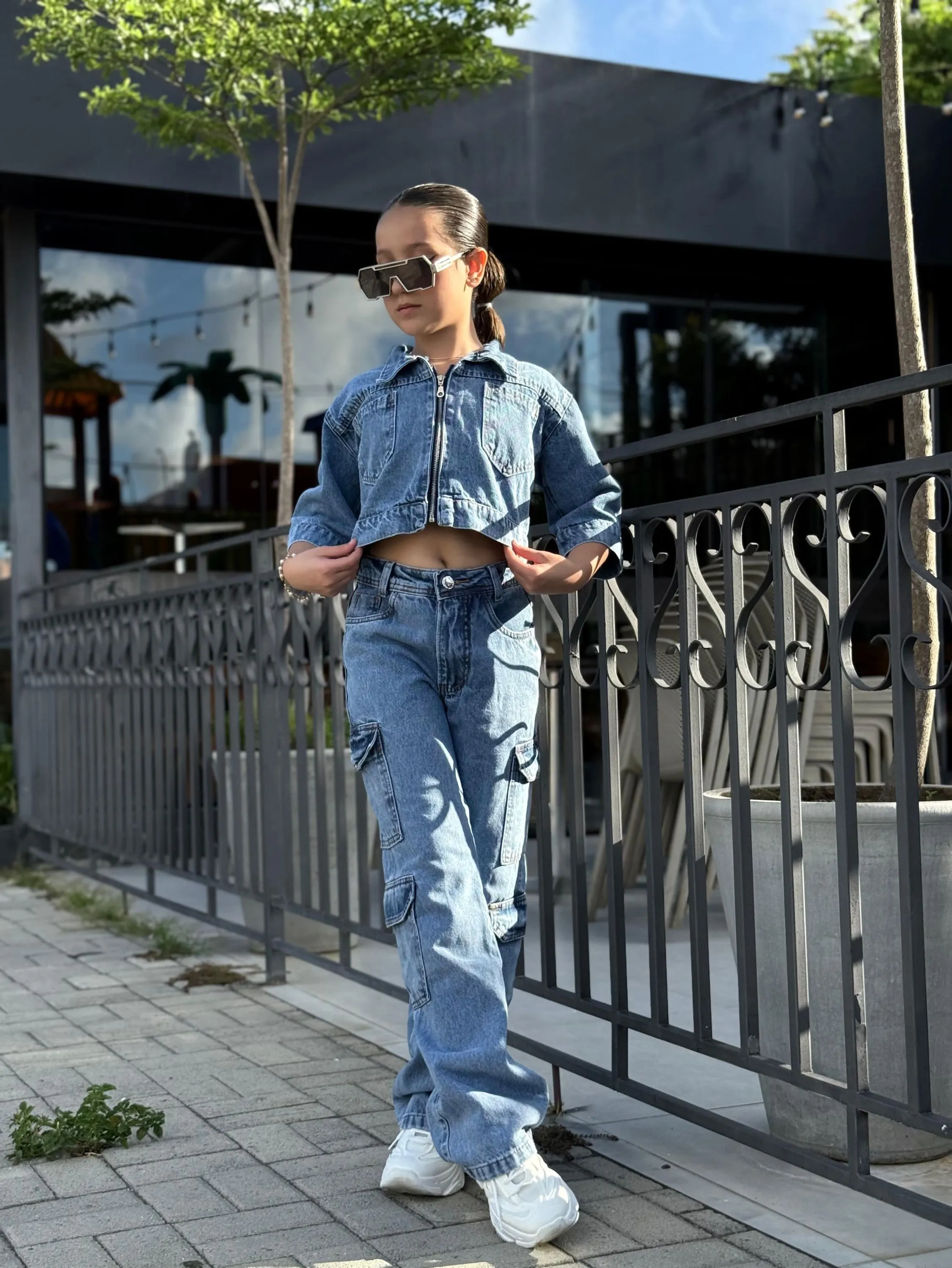 Calça jeans cargo dois bolsos juvenil
