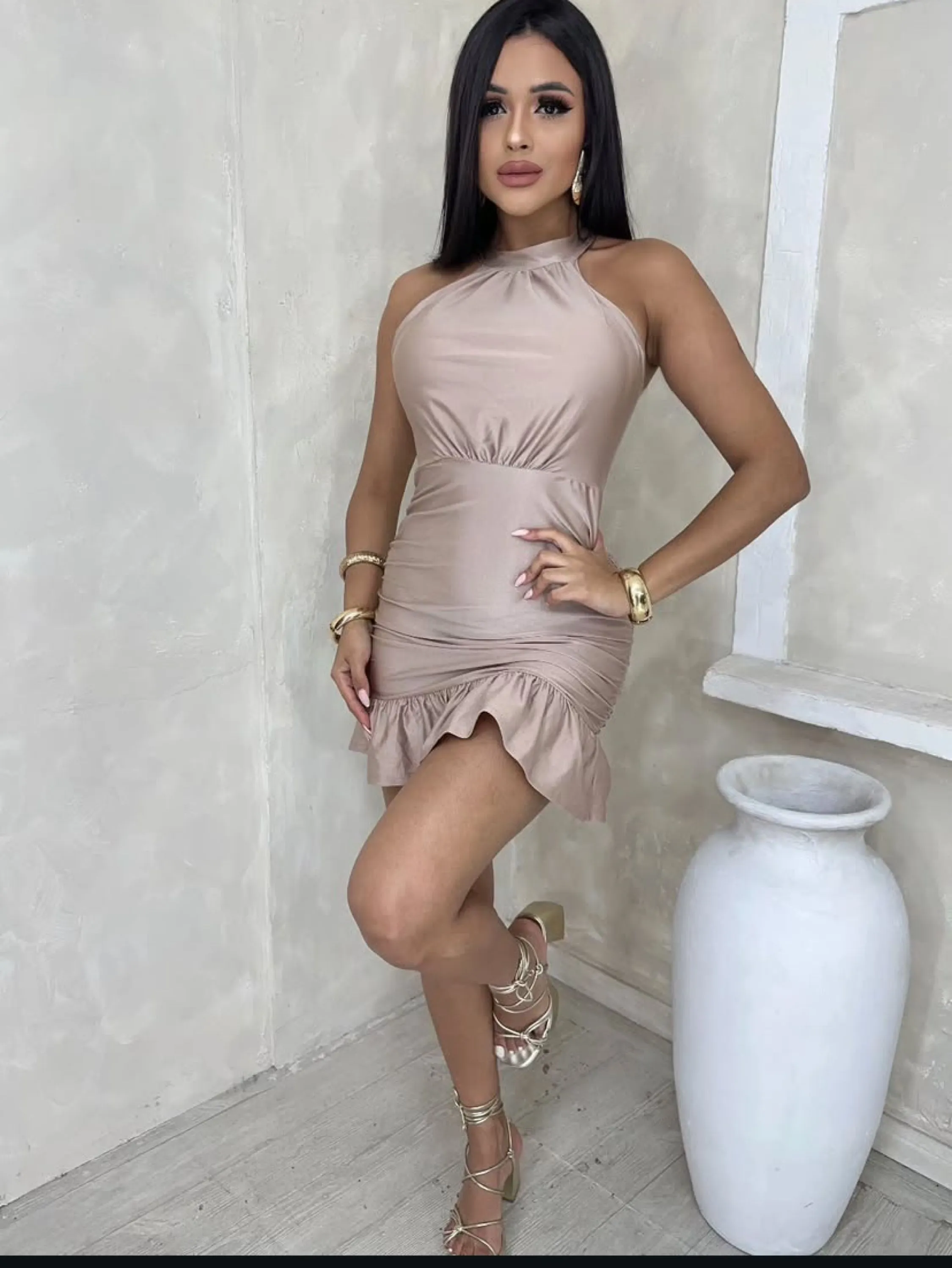 Vestido curto frente única barra em babado