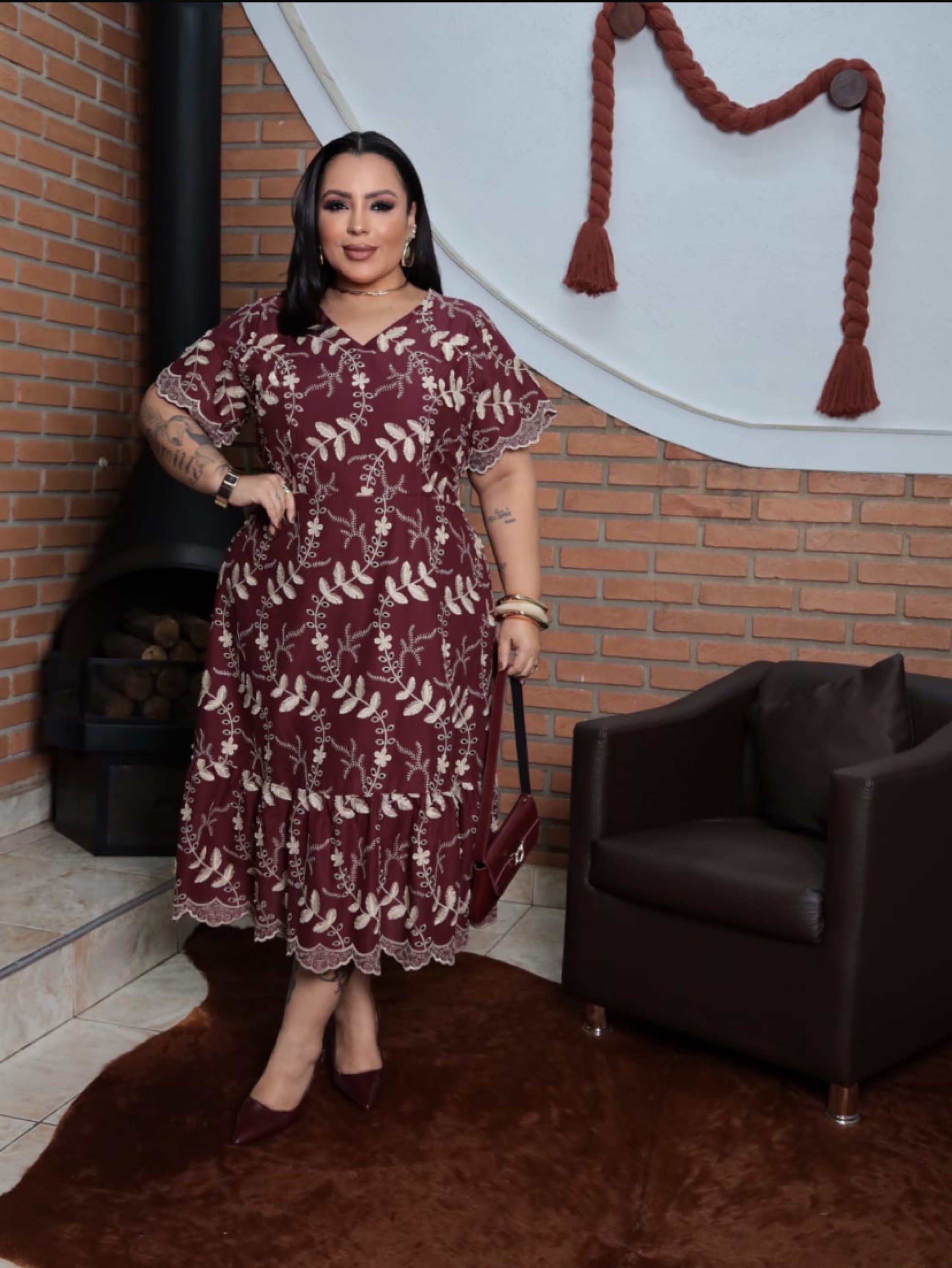 Vestido mídi gola V forrado em Laise Plus size