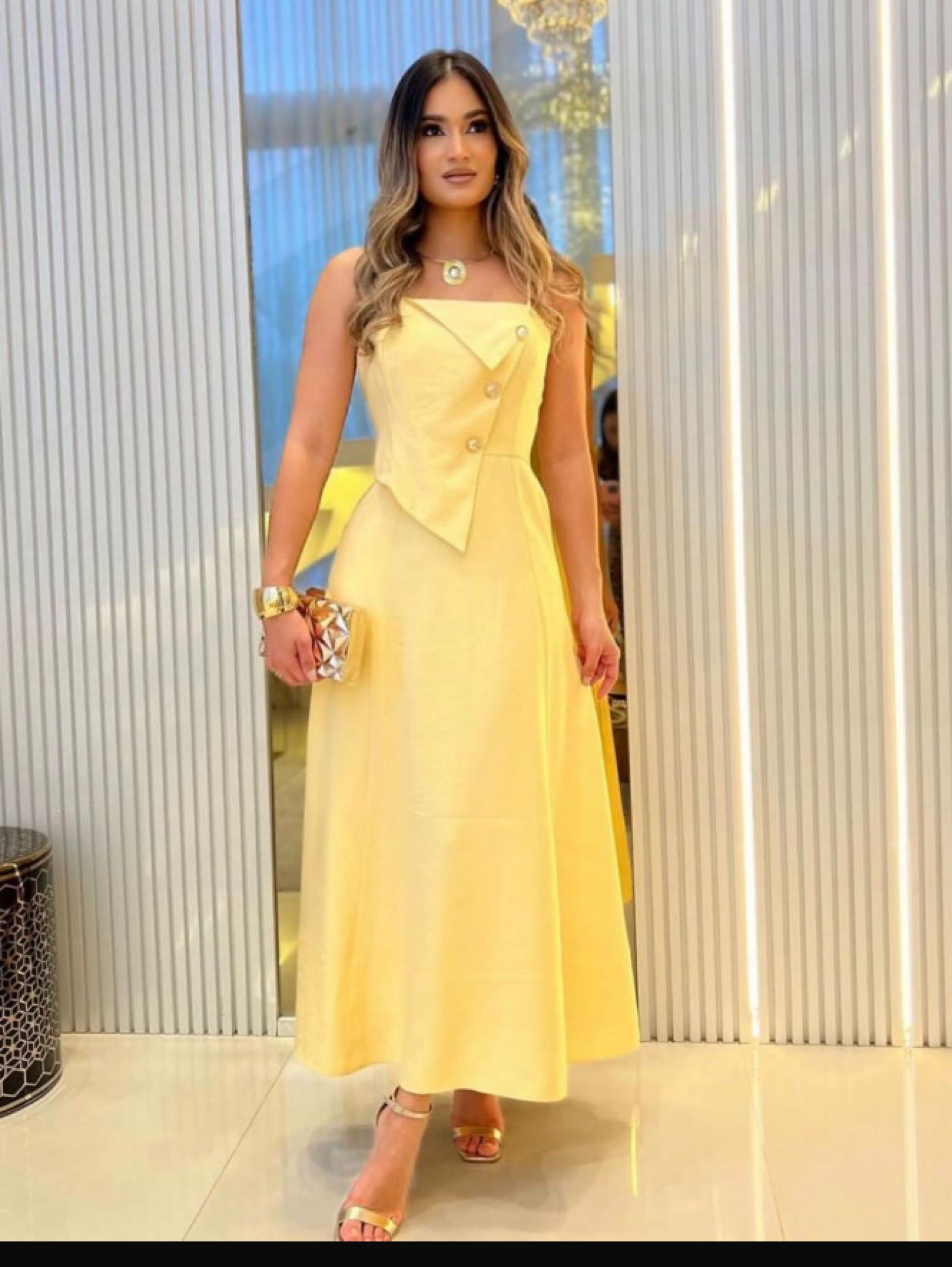 Vestido mídi de alça regulável ,acimetrica na frente