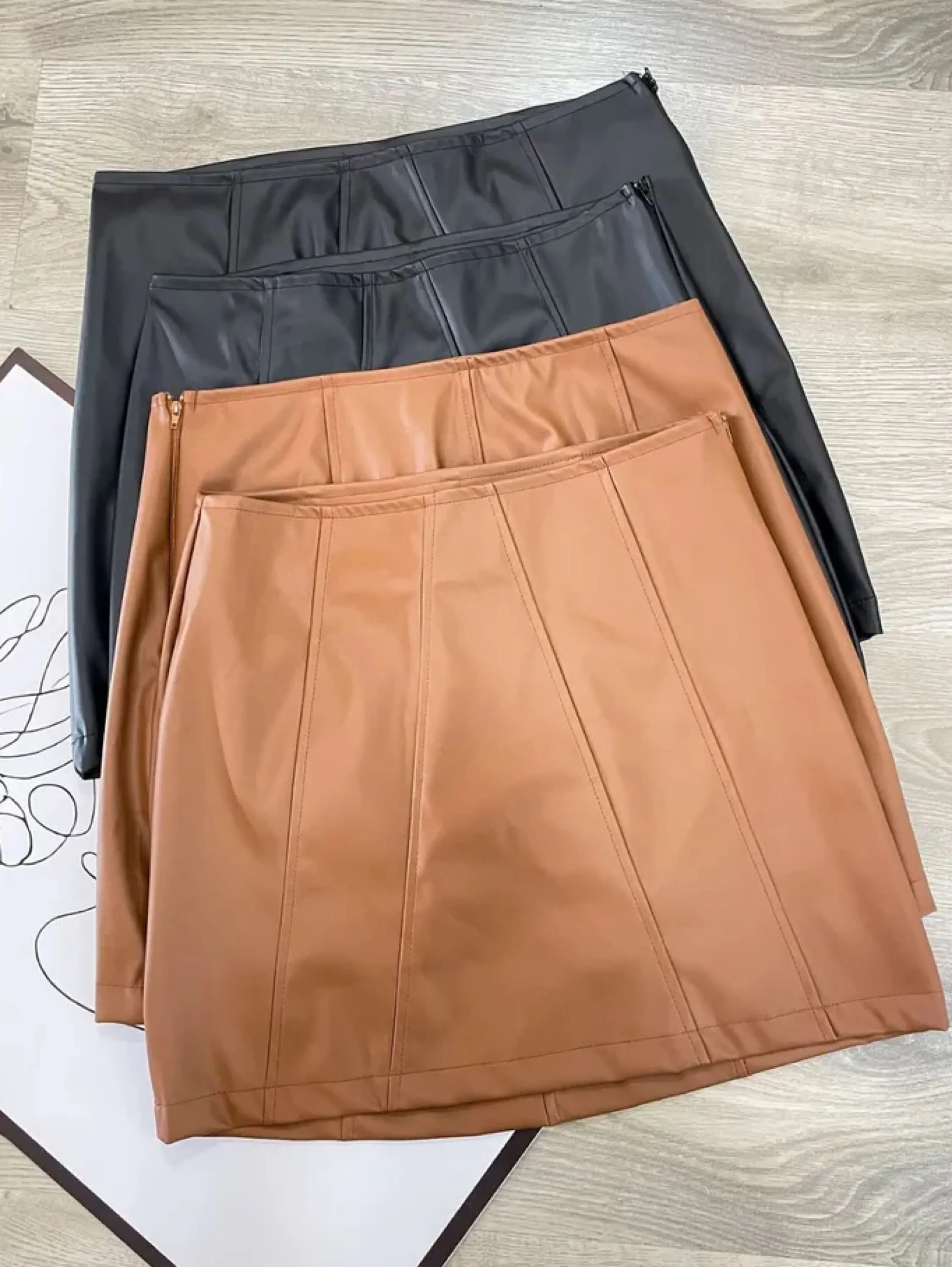Shorts saia tecido courino fake