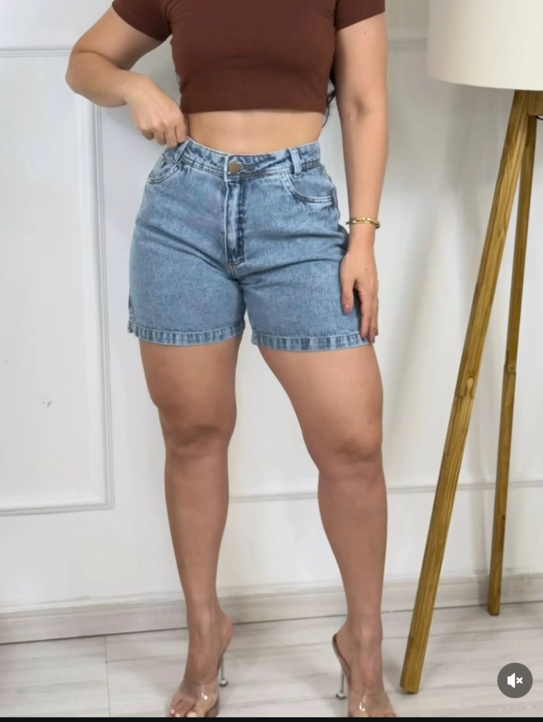 Bermuda jeans cintura alta e fenda nas laterais