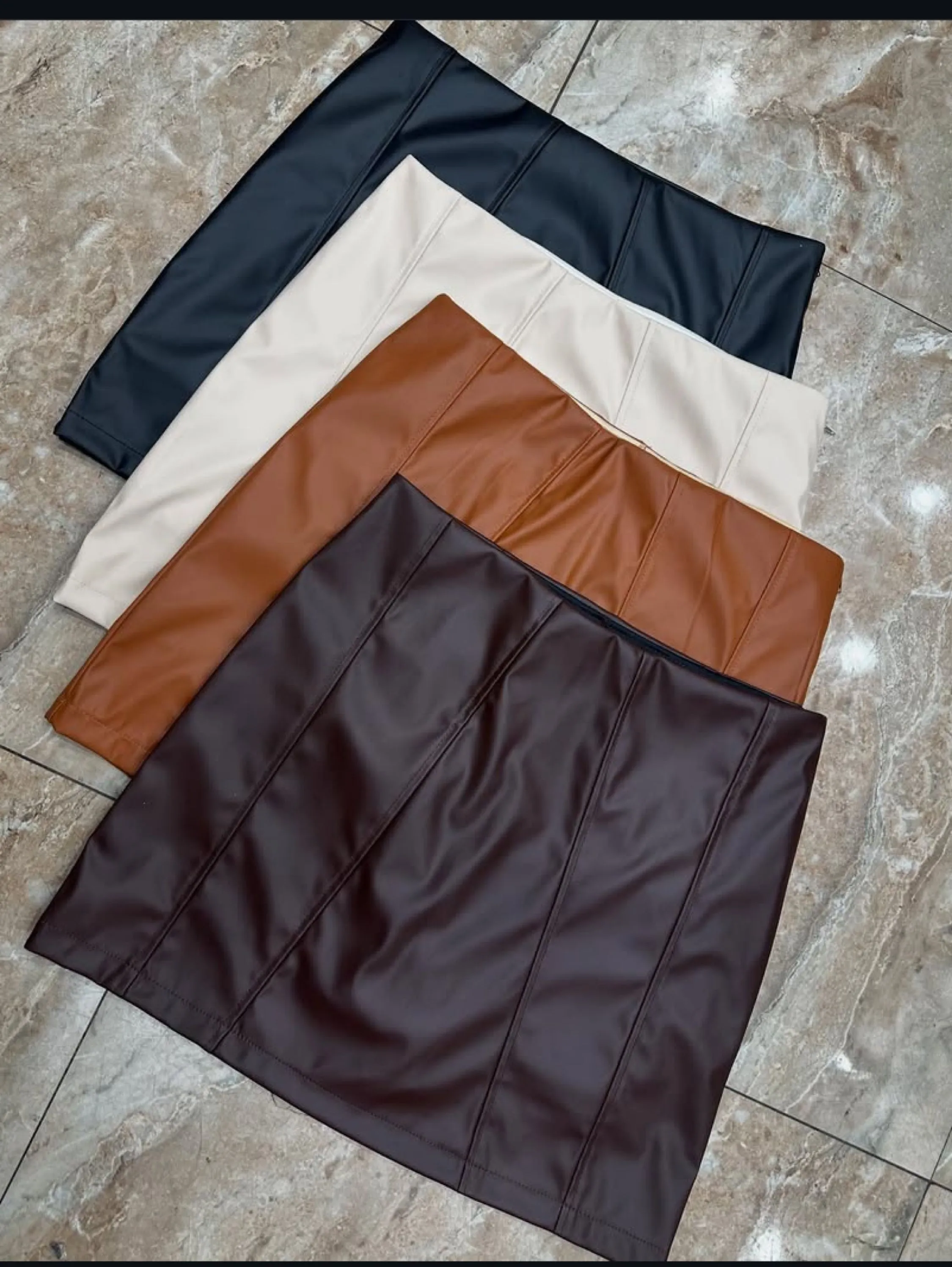 Shorts saia tecido couro fake