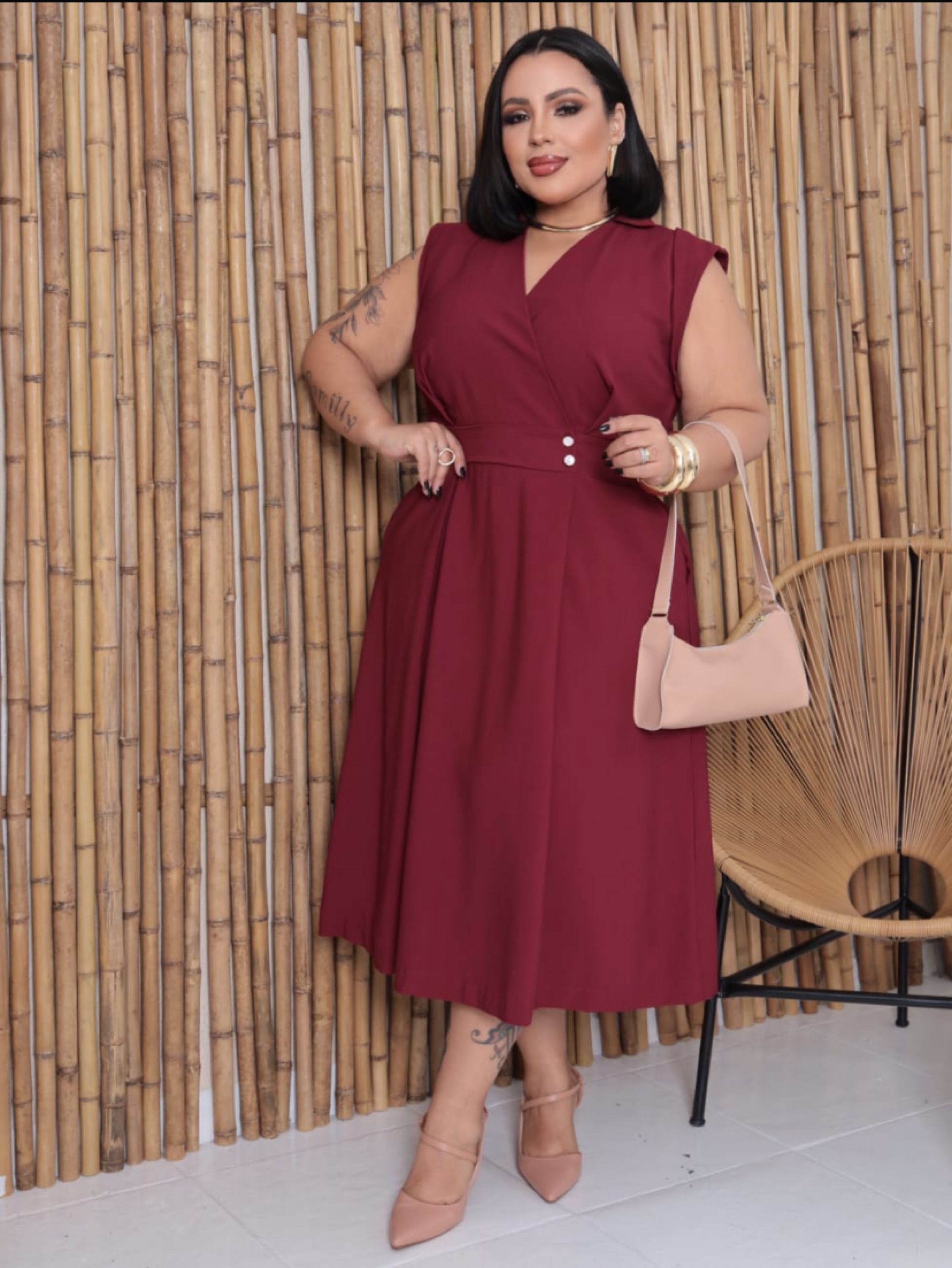 Vestido curto com decote transpassado Plus size