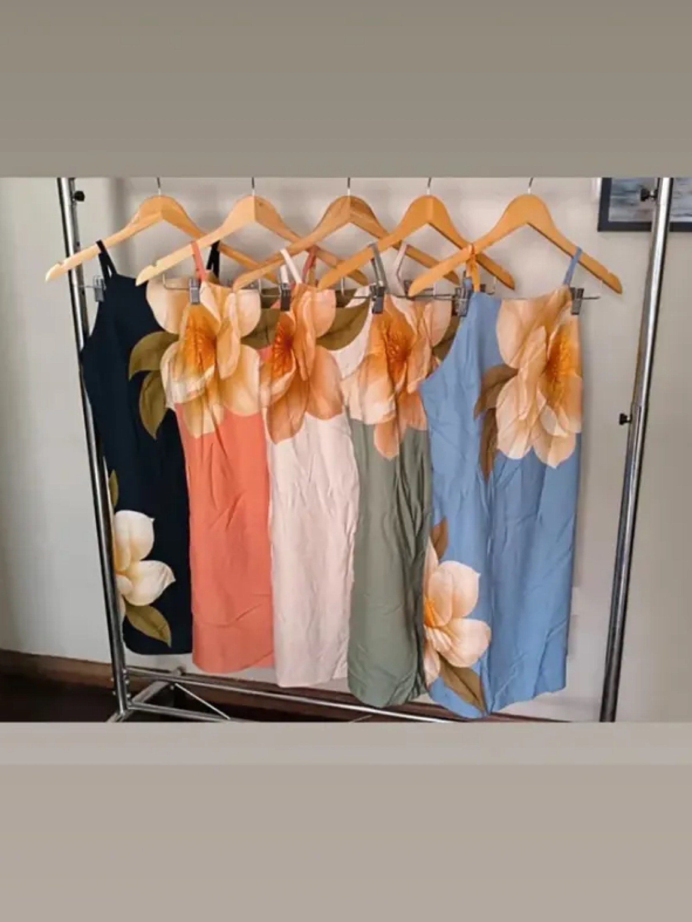 Vestido curto de alças finas