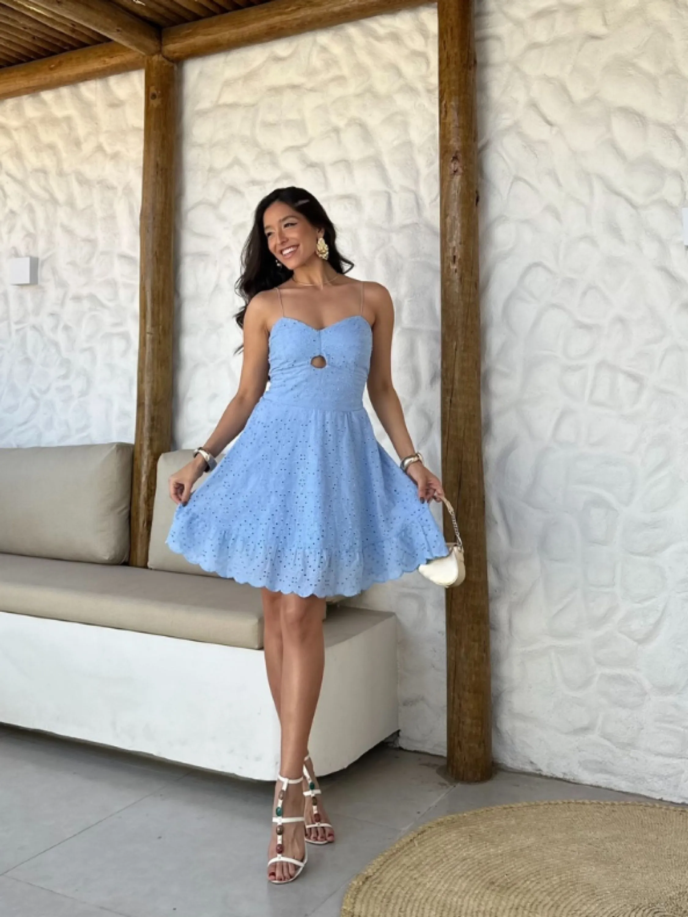 Vestido curto rodado de alcinha fininha tecido lesse 3D