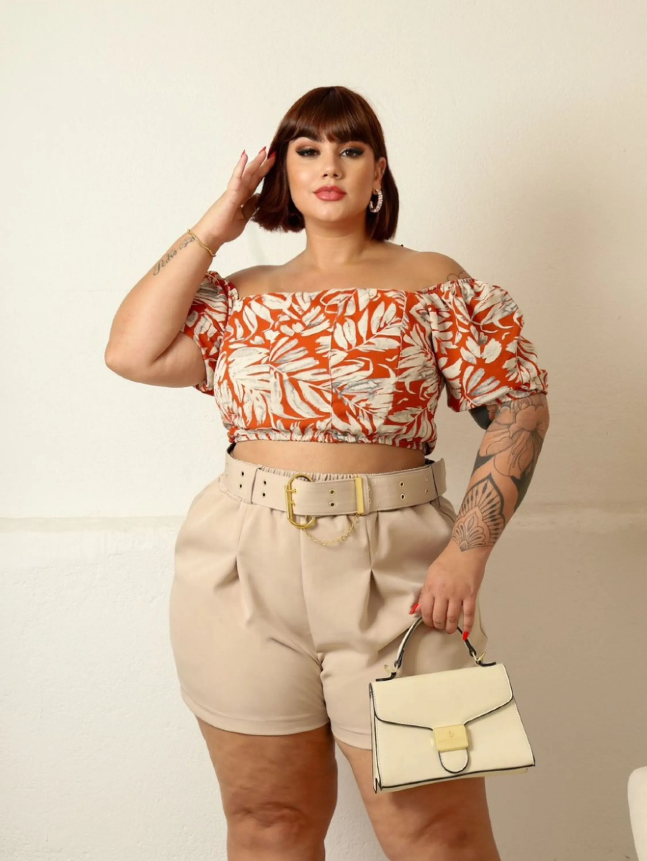 Shorts com cinto Plus size tecido alfaiataria