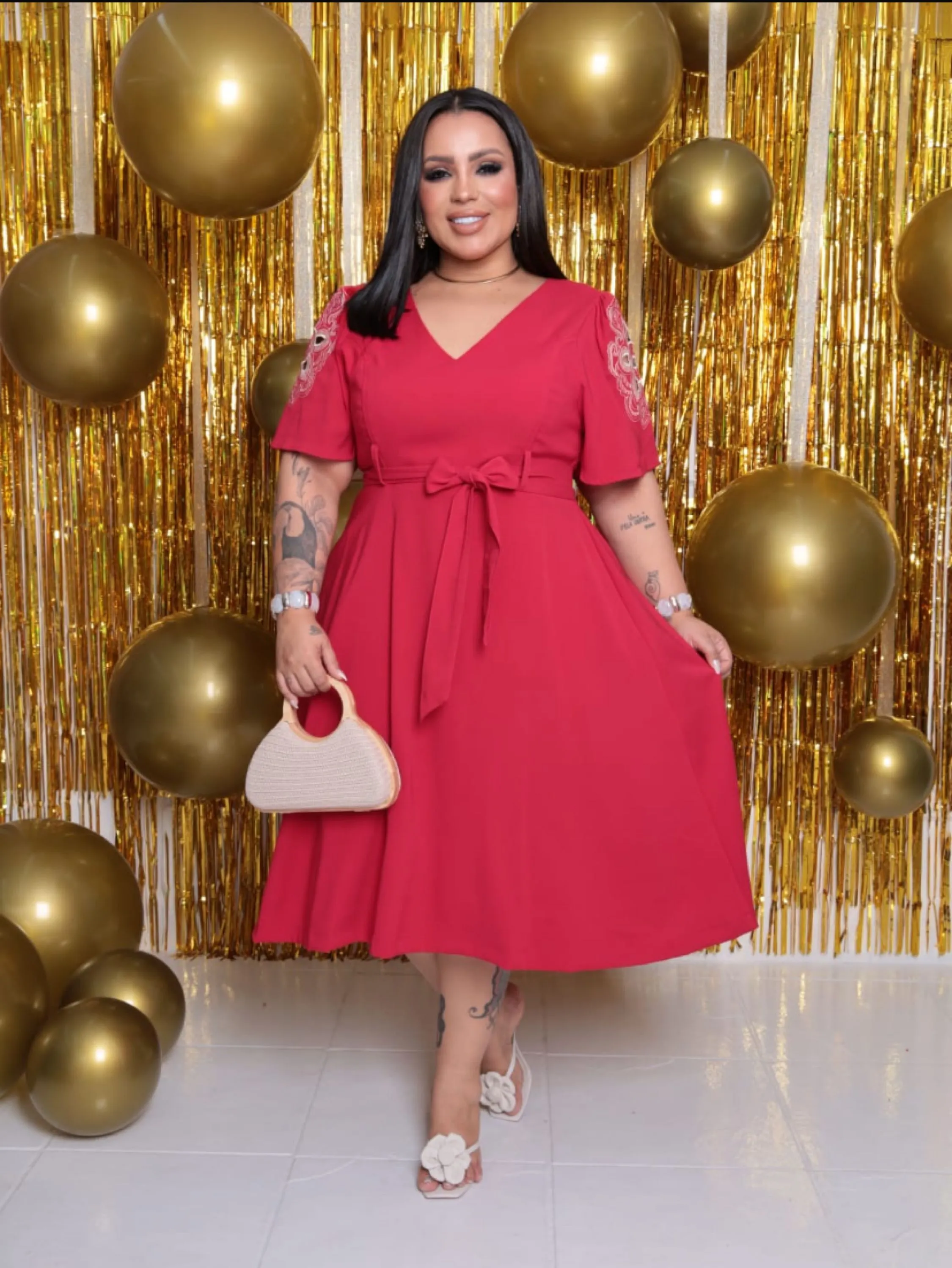 Vestido mídi com detalhe bordado na manga