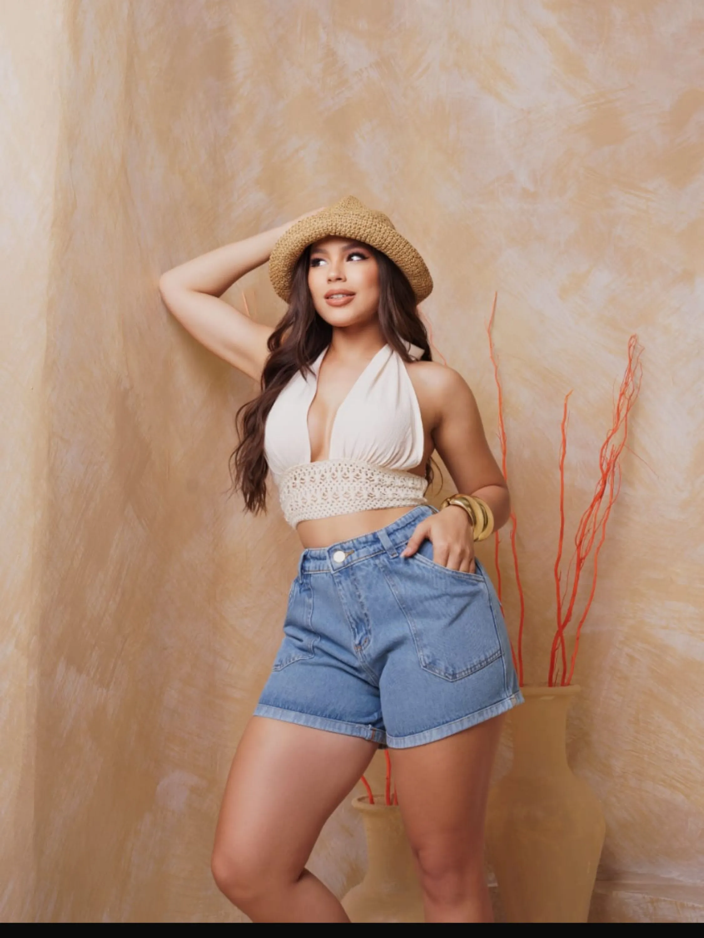 Shorts jeans com bolsos funcionais