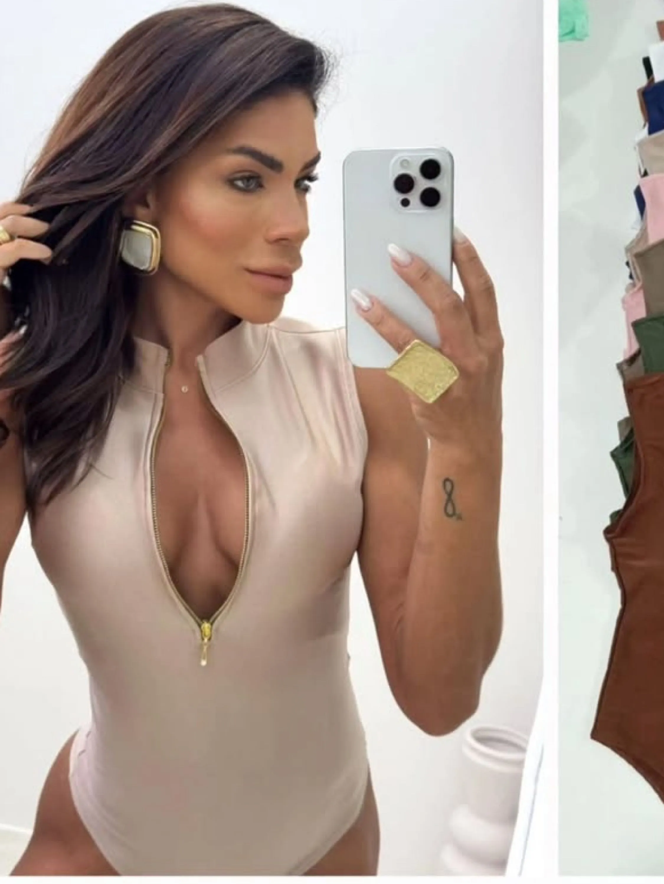 Body regata com gola alta e zíper frontal