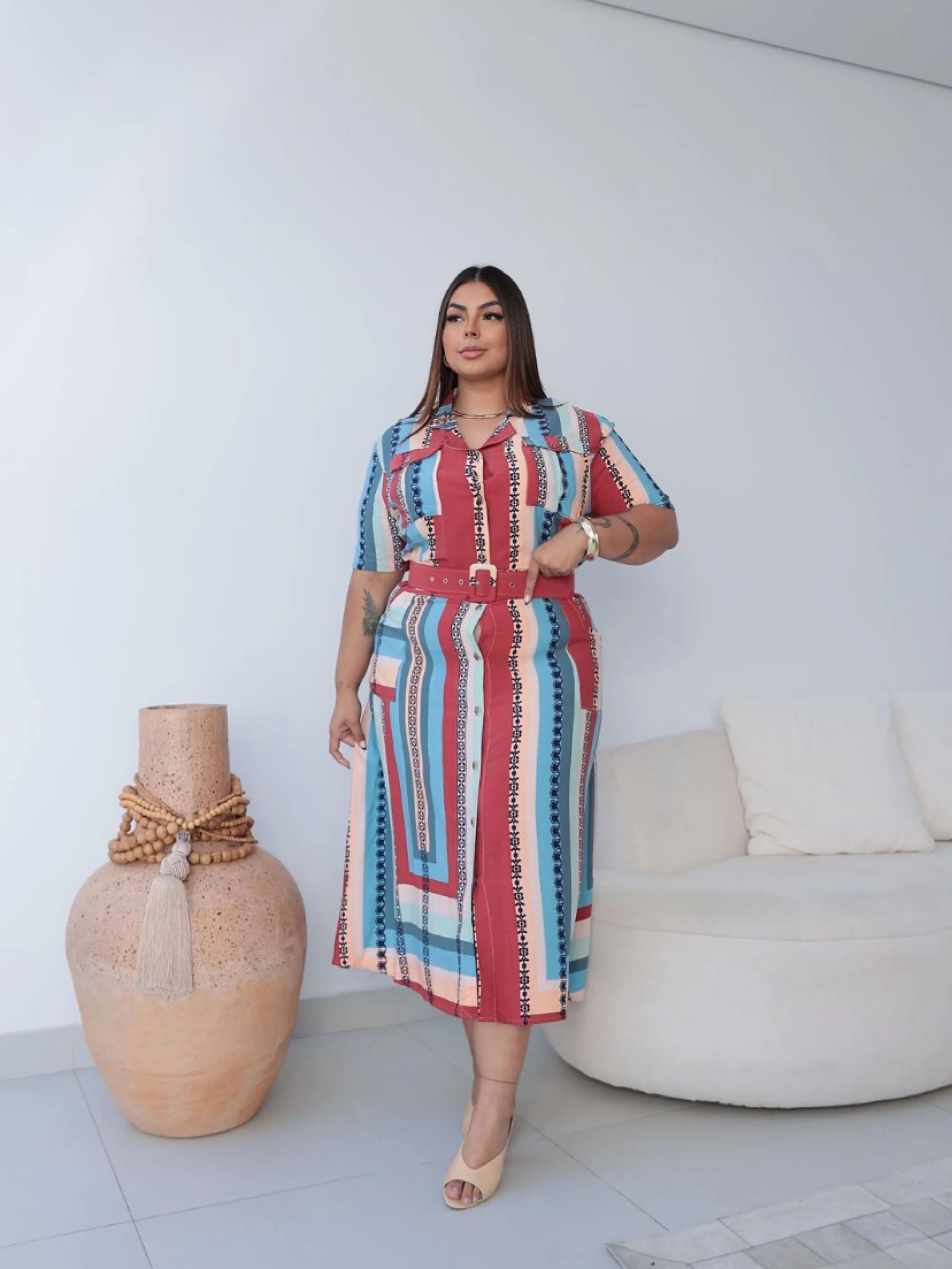 Chamise mídi com bolso e cinto forrado Plus size