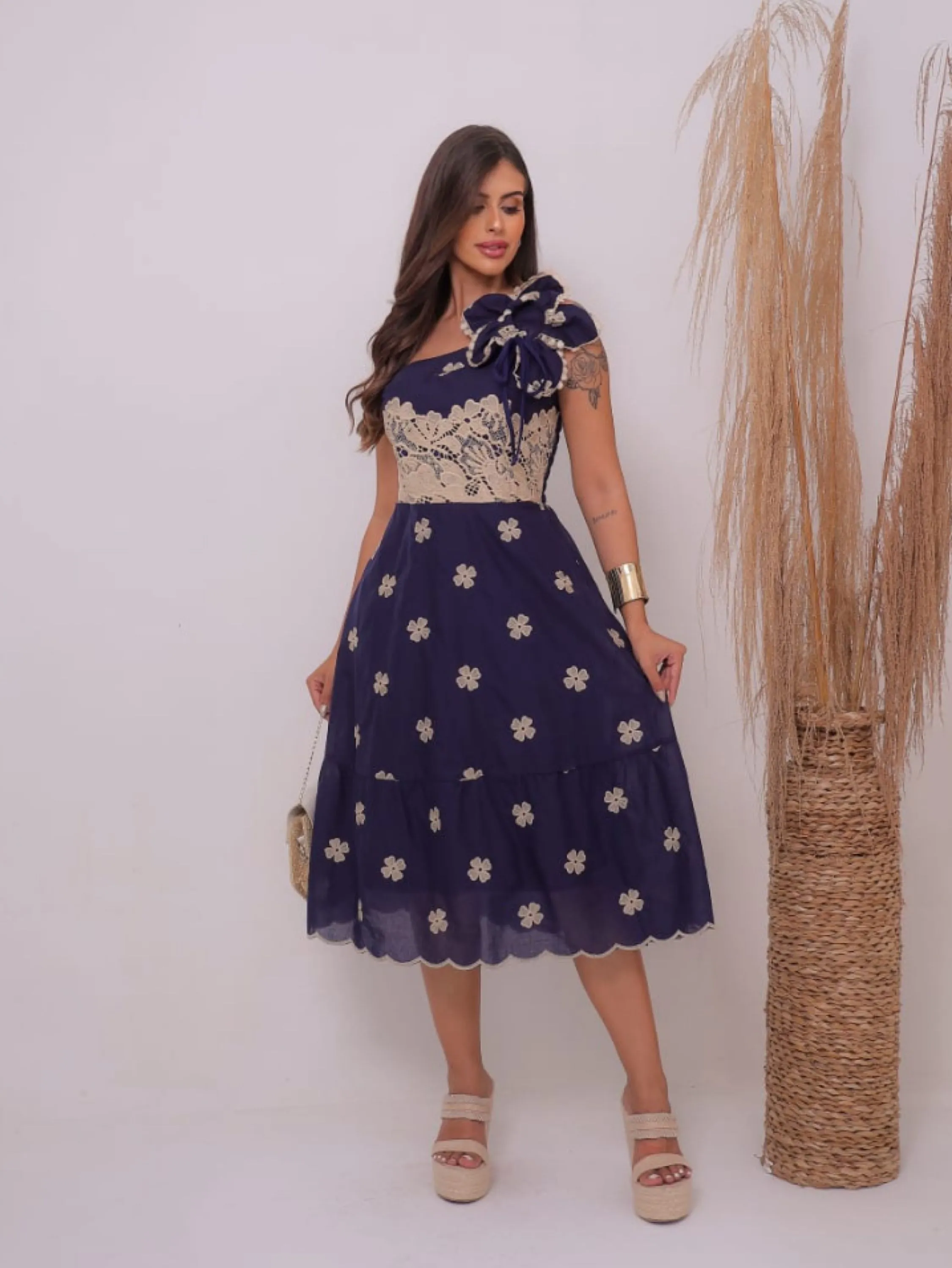 Vestido longuete alca de um ombro com detalhe de flor