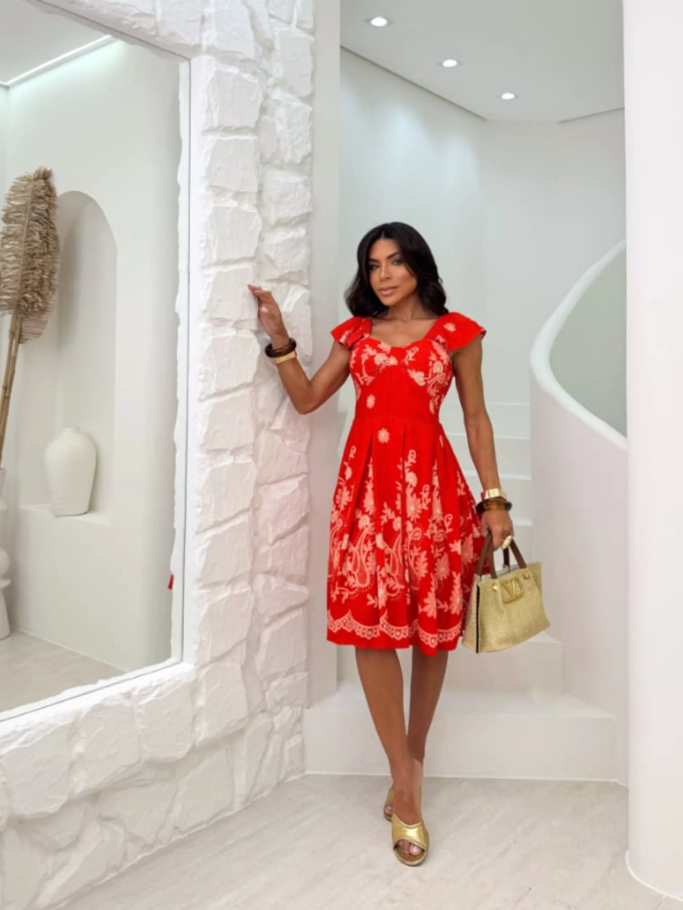 Vestido mídi com alça babado