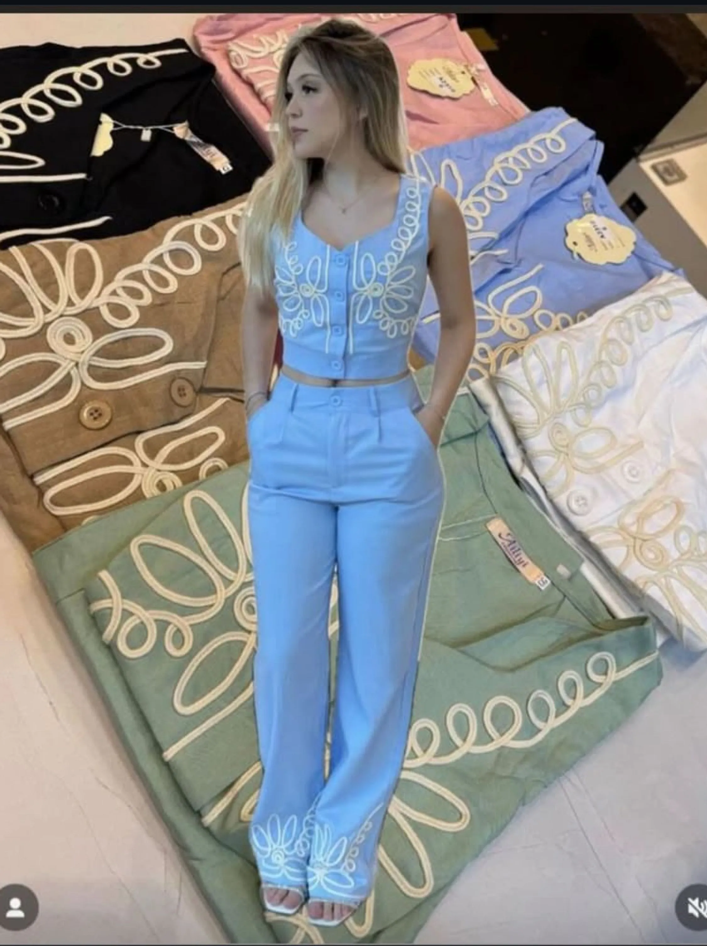 Conjunto Pantalona com bolsos cropped com botões