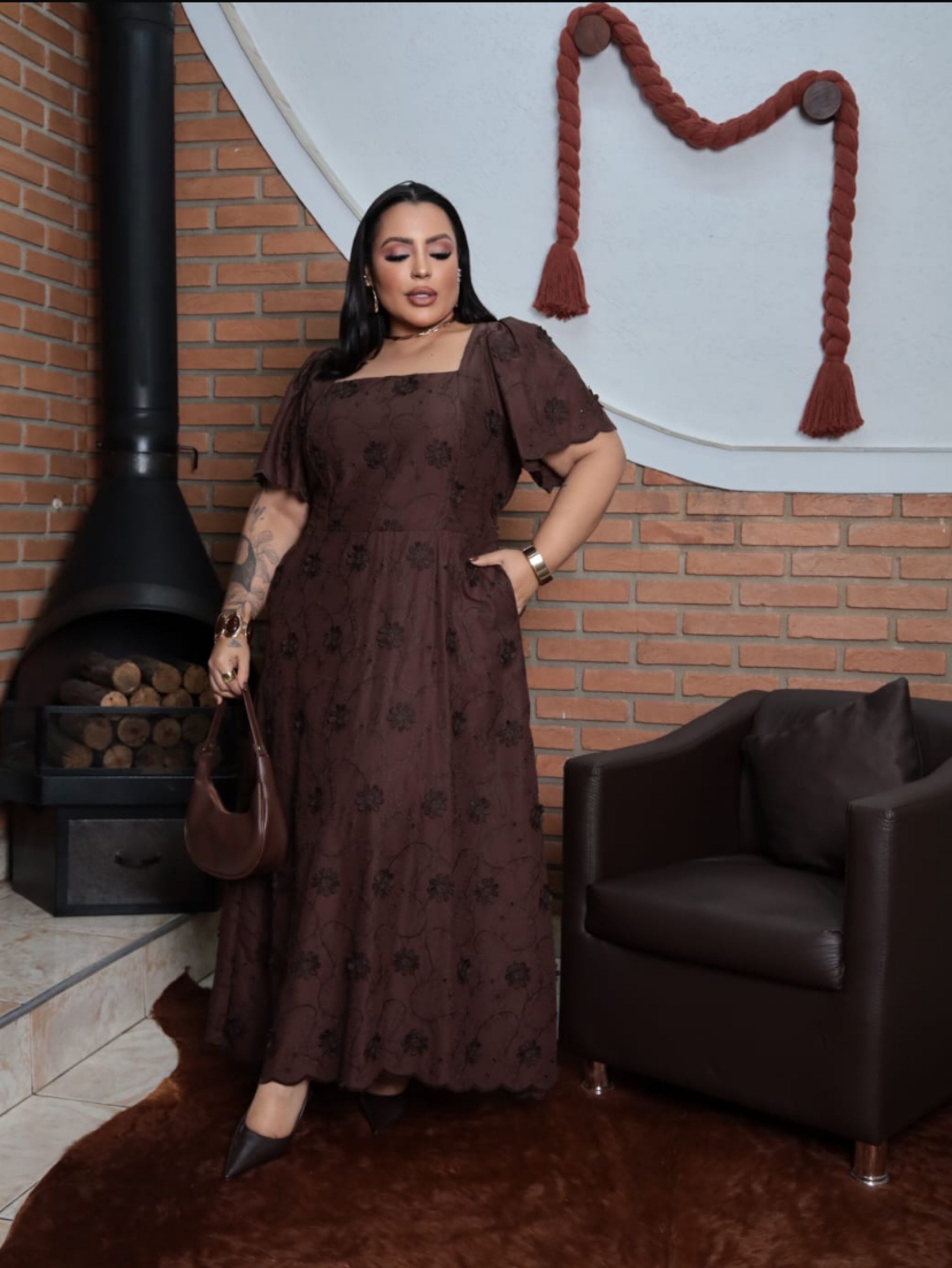 Vestido longo gola quadrada em Laise e