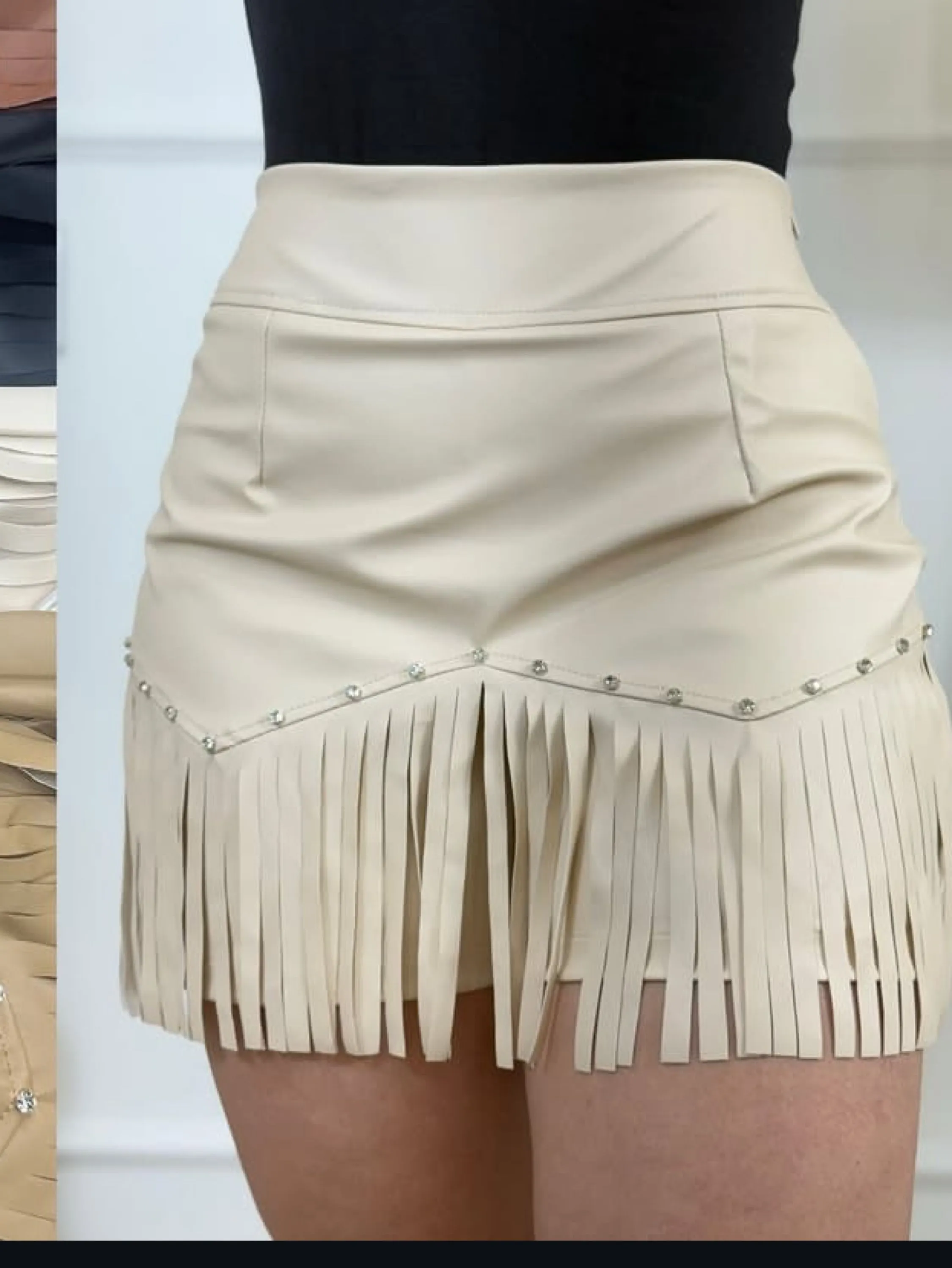 Shorts saia com franja tecido couro fake veste até 40
