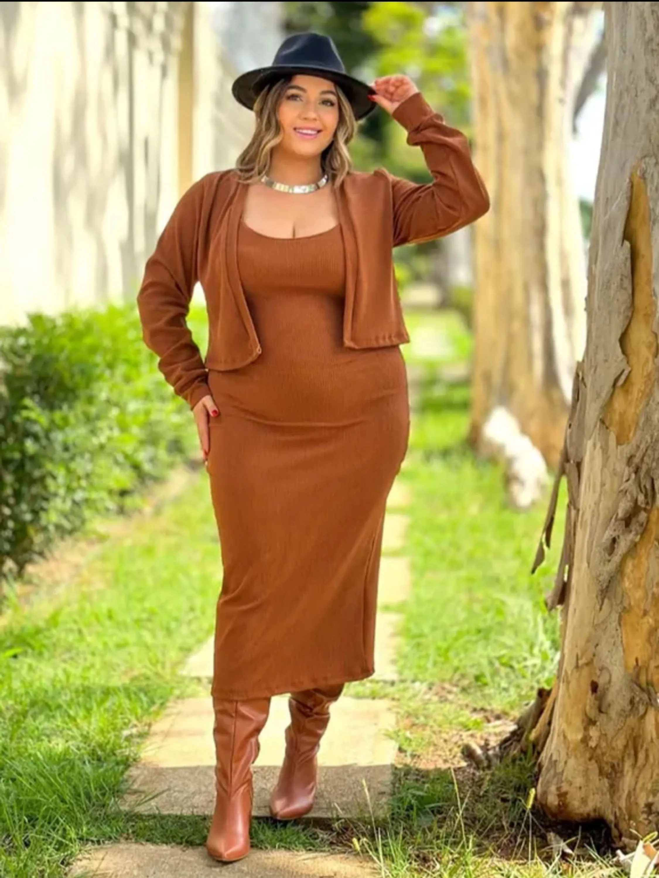 Vestido mídi de alcinha com casaquinho plus size