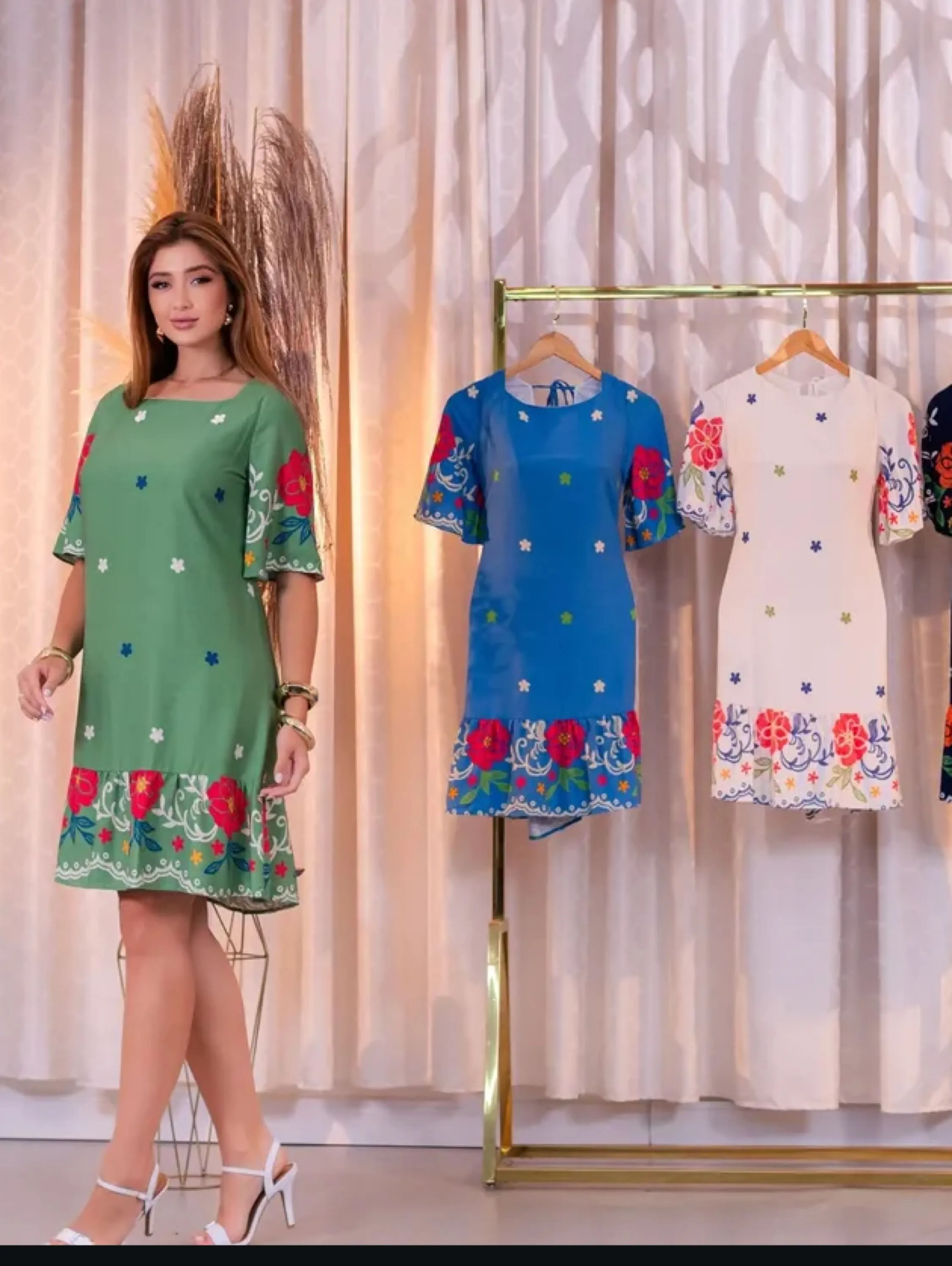 Vestido abaixo do joelho de manga forrado