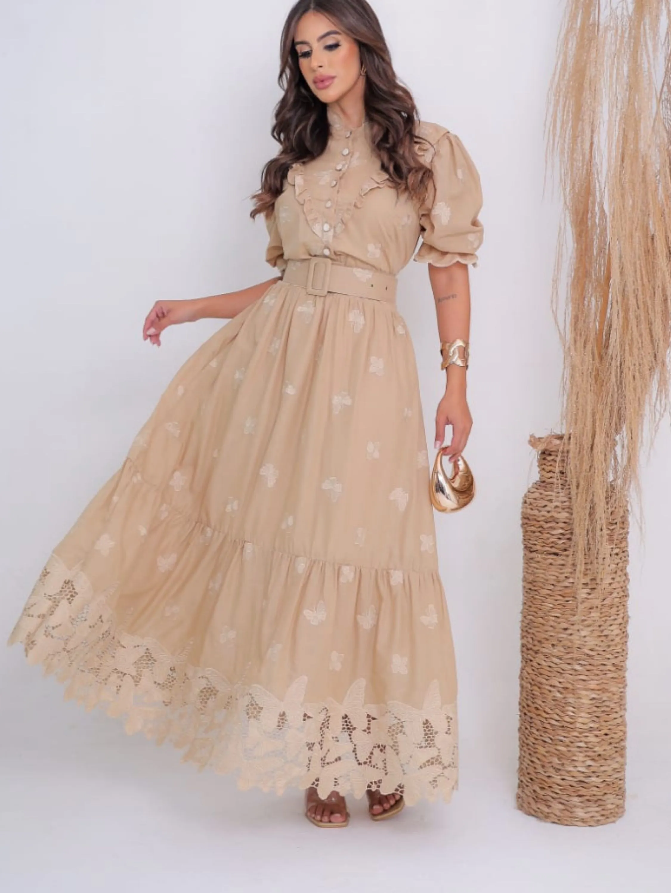 Vestido longo manga princesa acompanha cinto