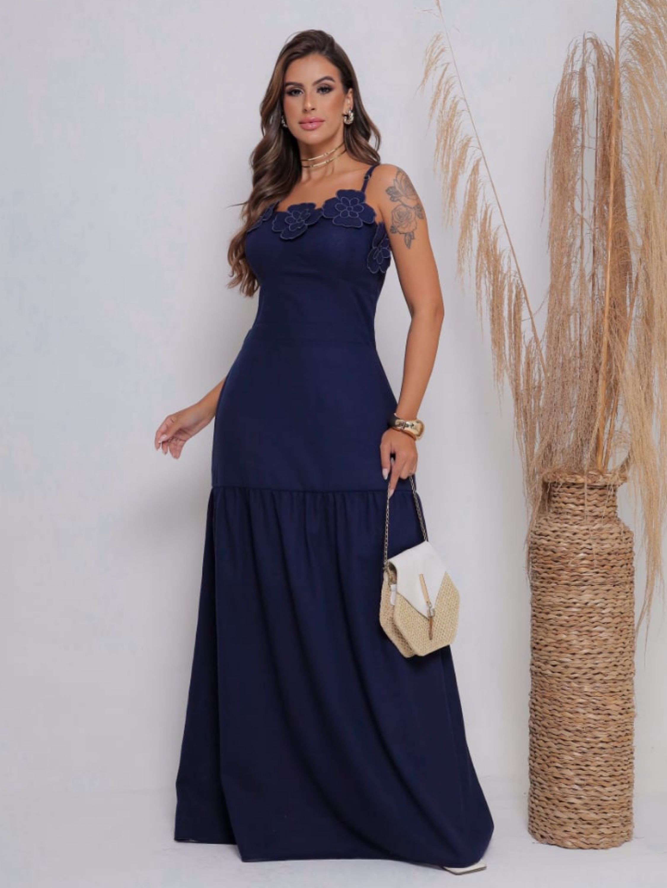 Vestido longo com detalhe de flores no busto