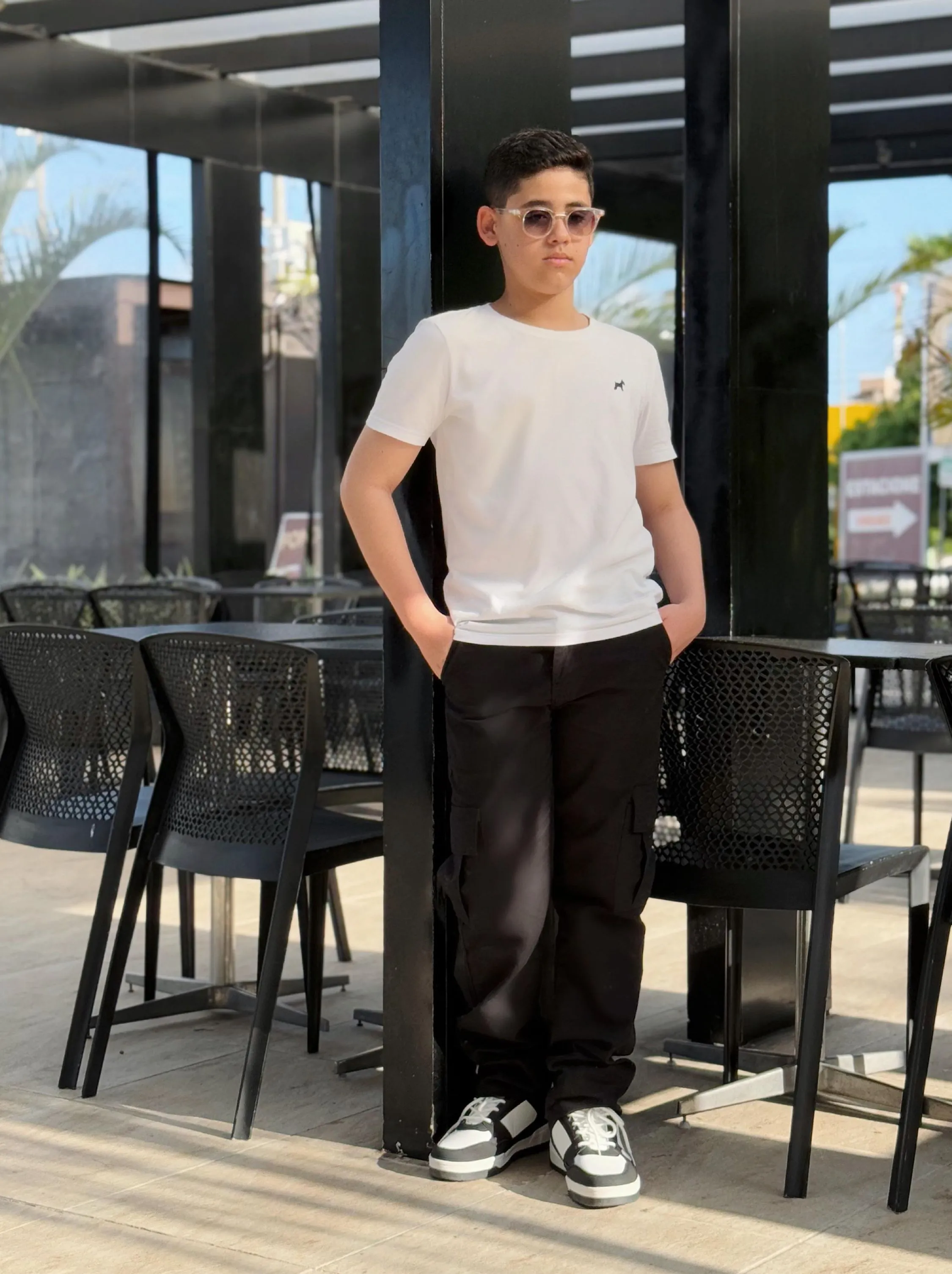 Calça jeans cargo juvenil de menino
