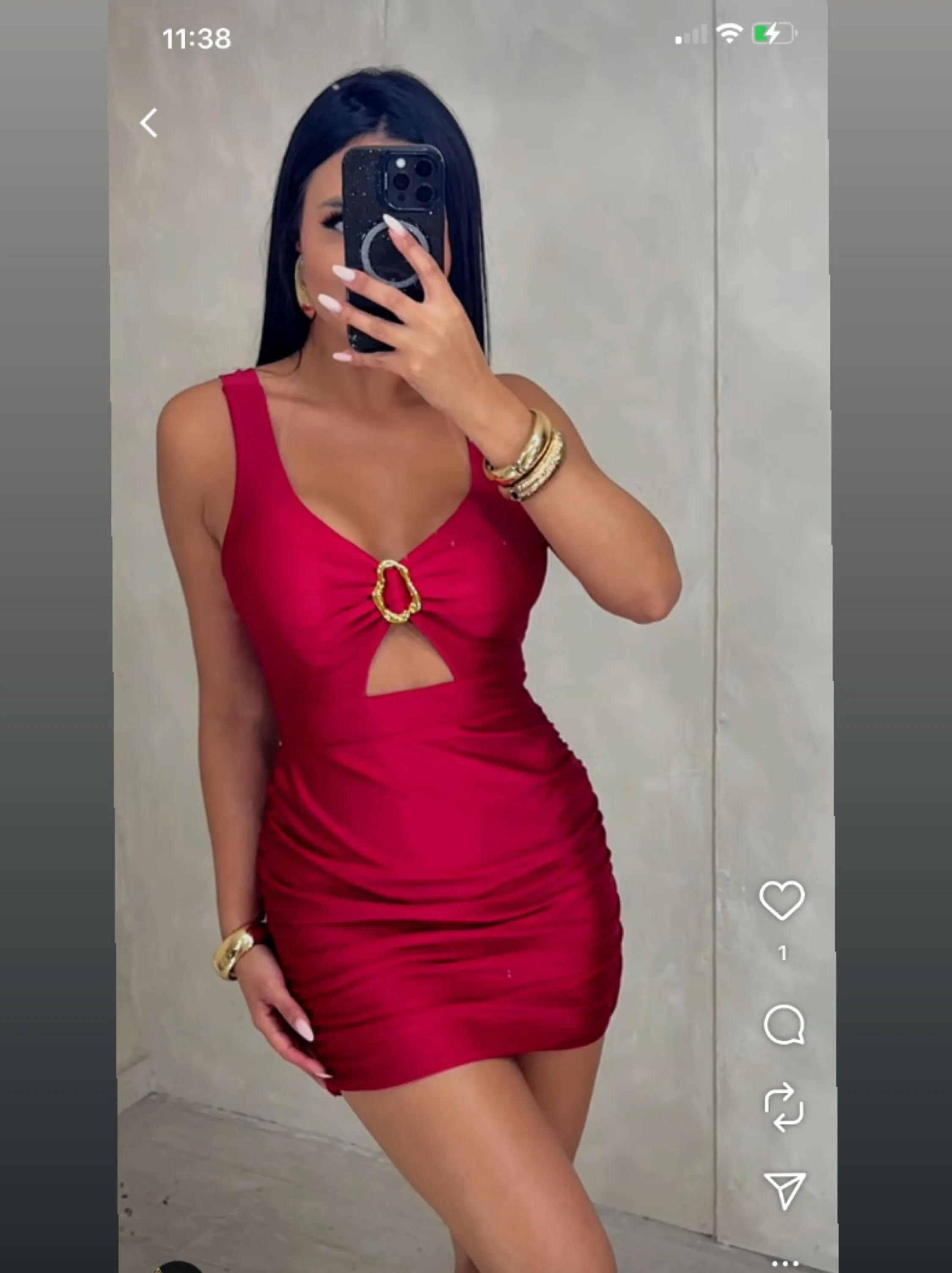 Vestido curto com alças largas e detalhe no busto