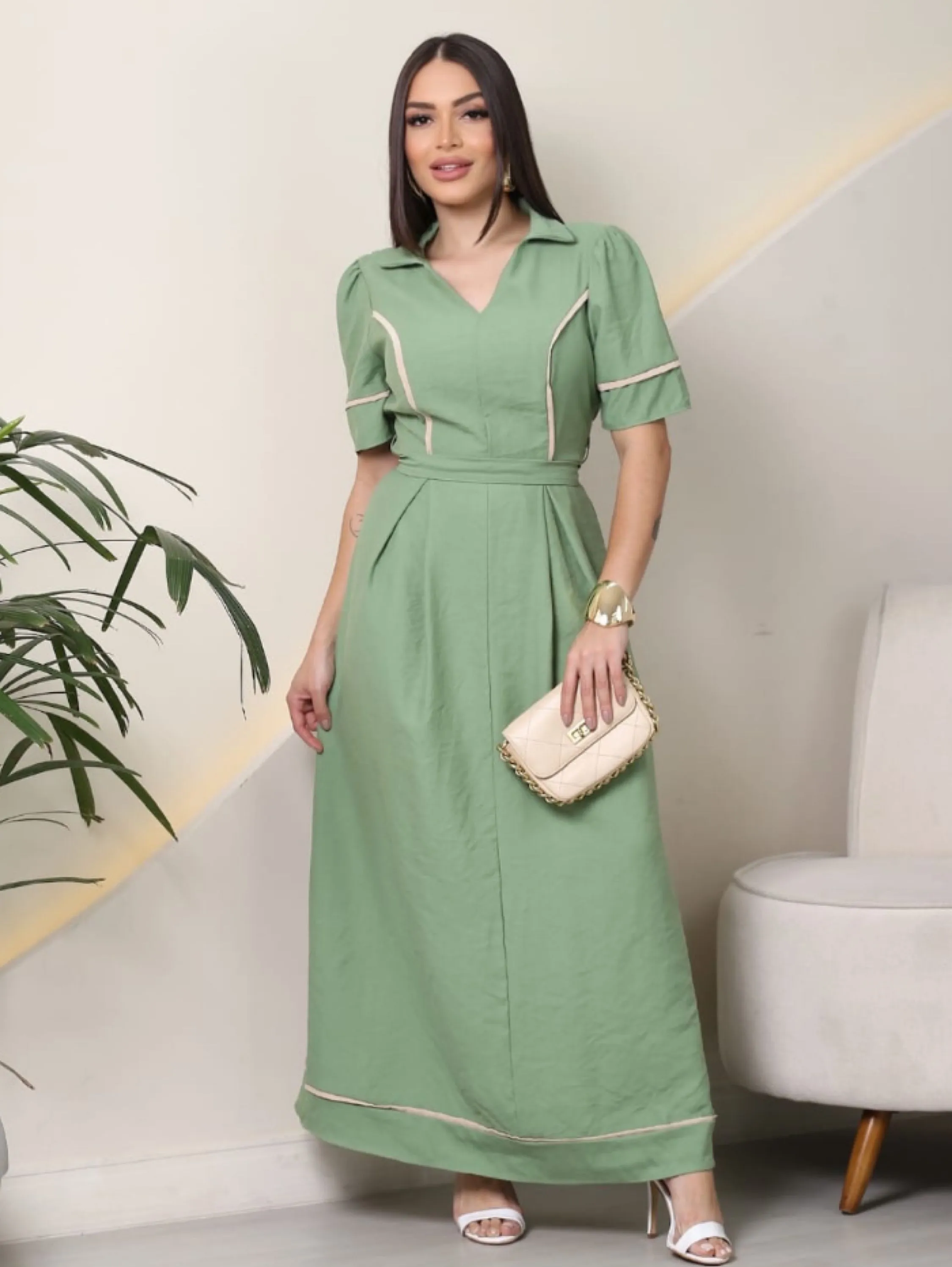 Vestido longuete com gola ,faixa de amarrar