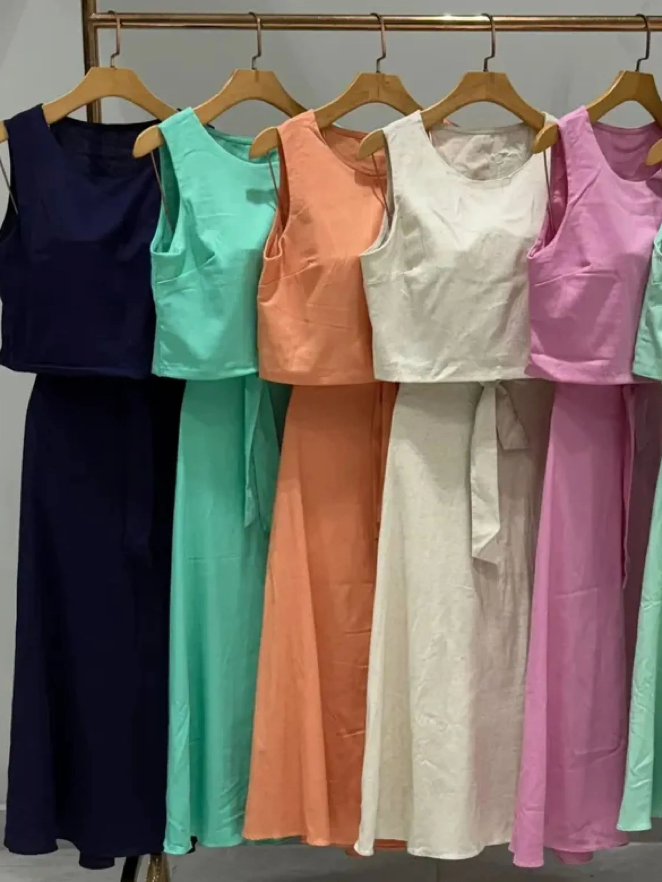 Conjunto saia midi com cinto de tecido e crooped regata