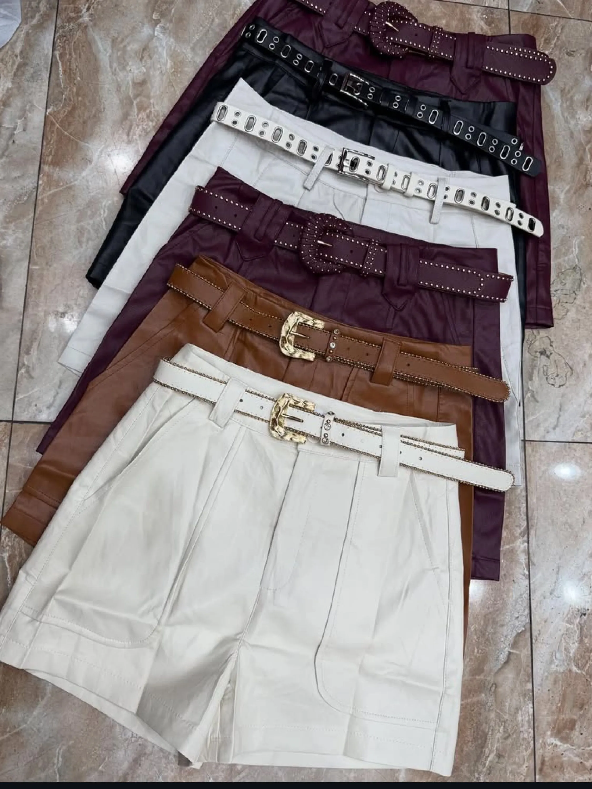Shorts curto com cinto tecido courino veste até 40