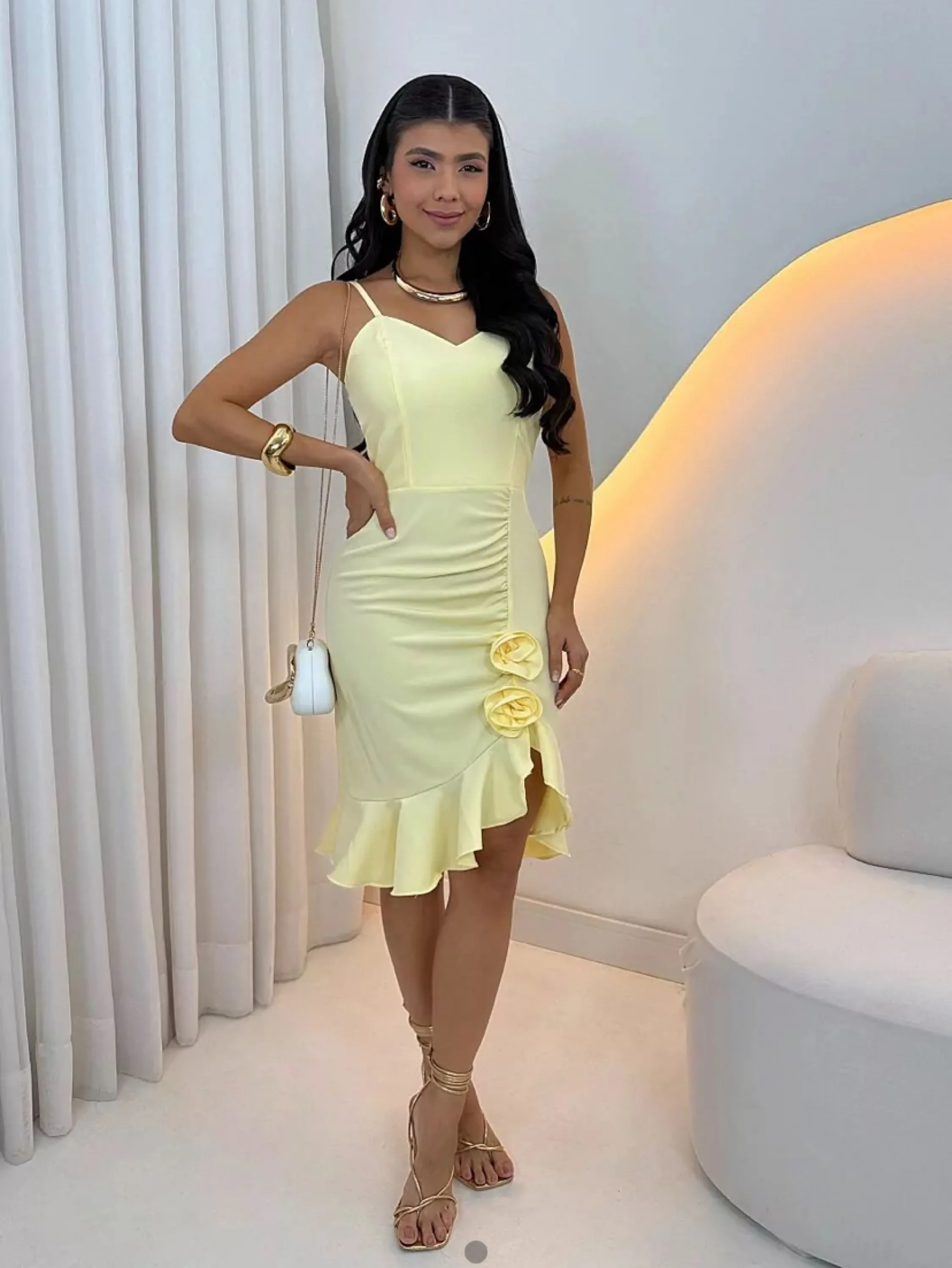 Vestido curto babado com detalhe de flor