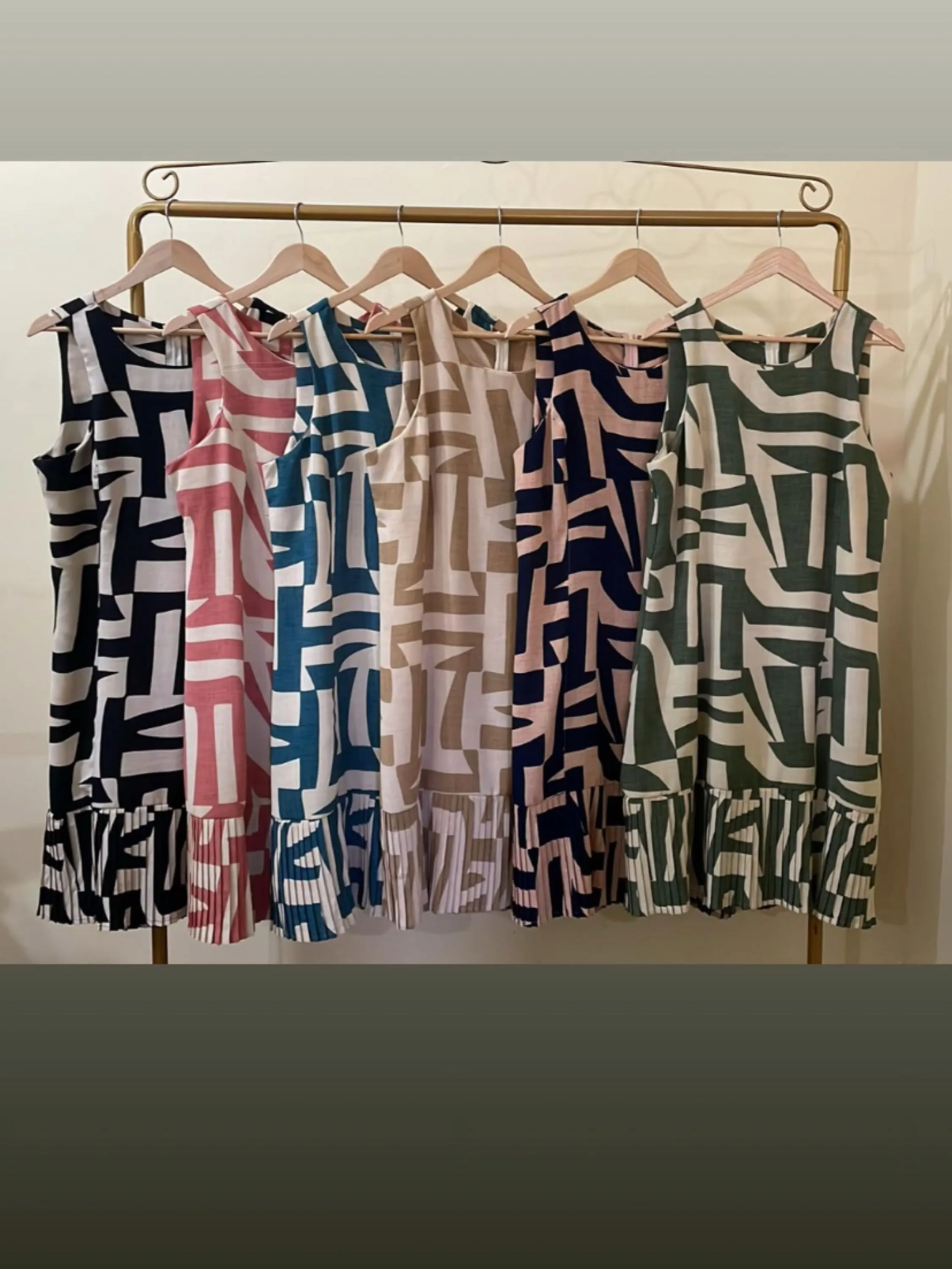 Vestido curto de alça grossa plissado