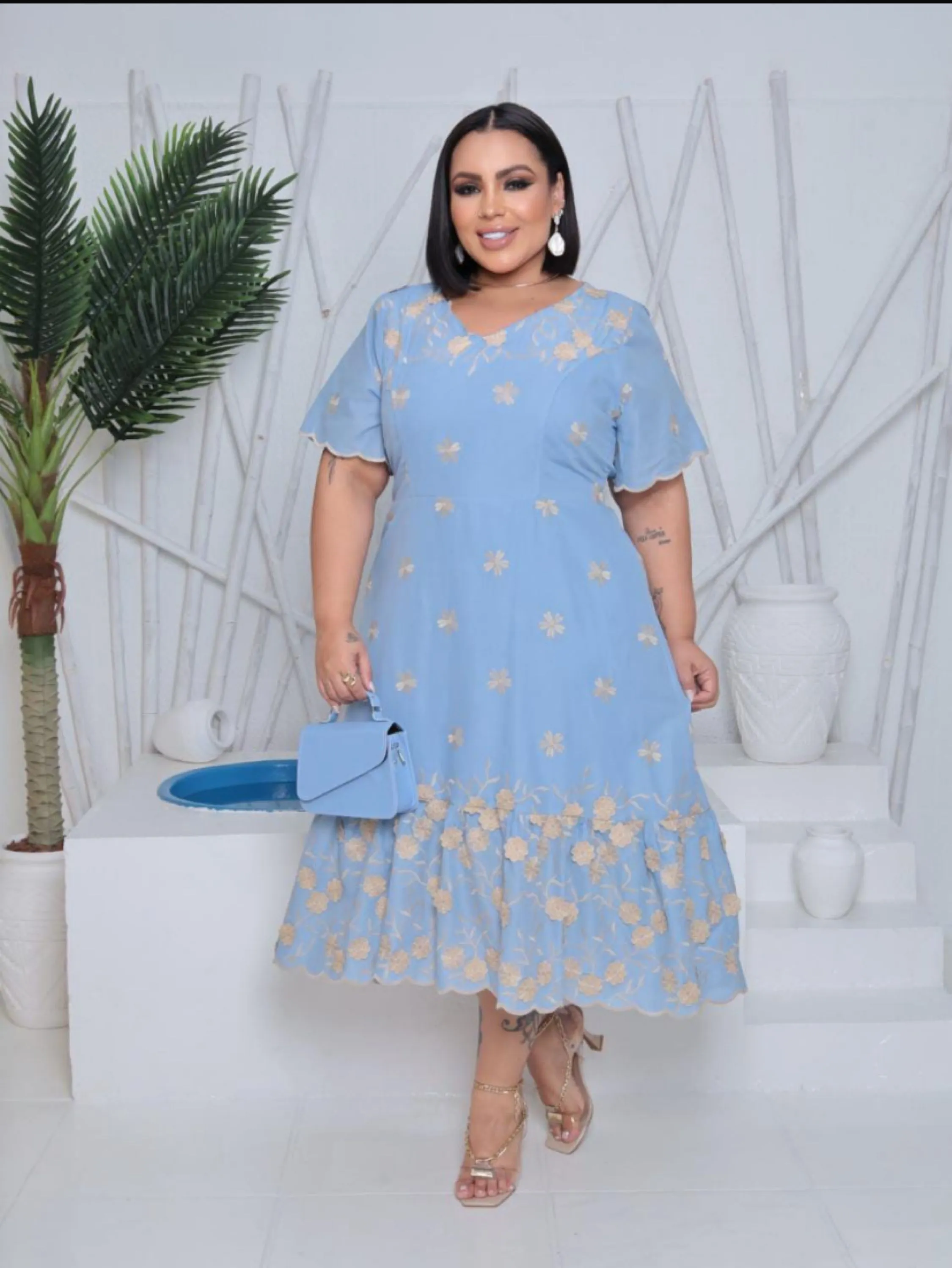 Vestido mídi gola V com manga PLUS SIZE