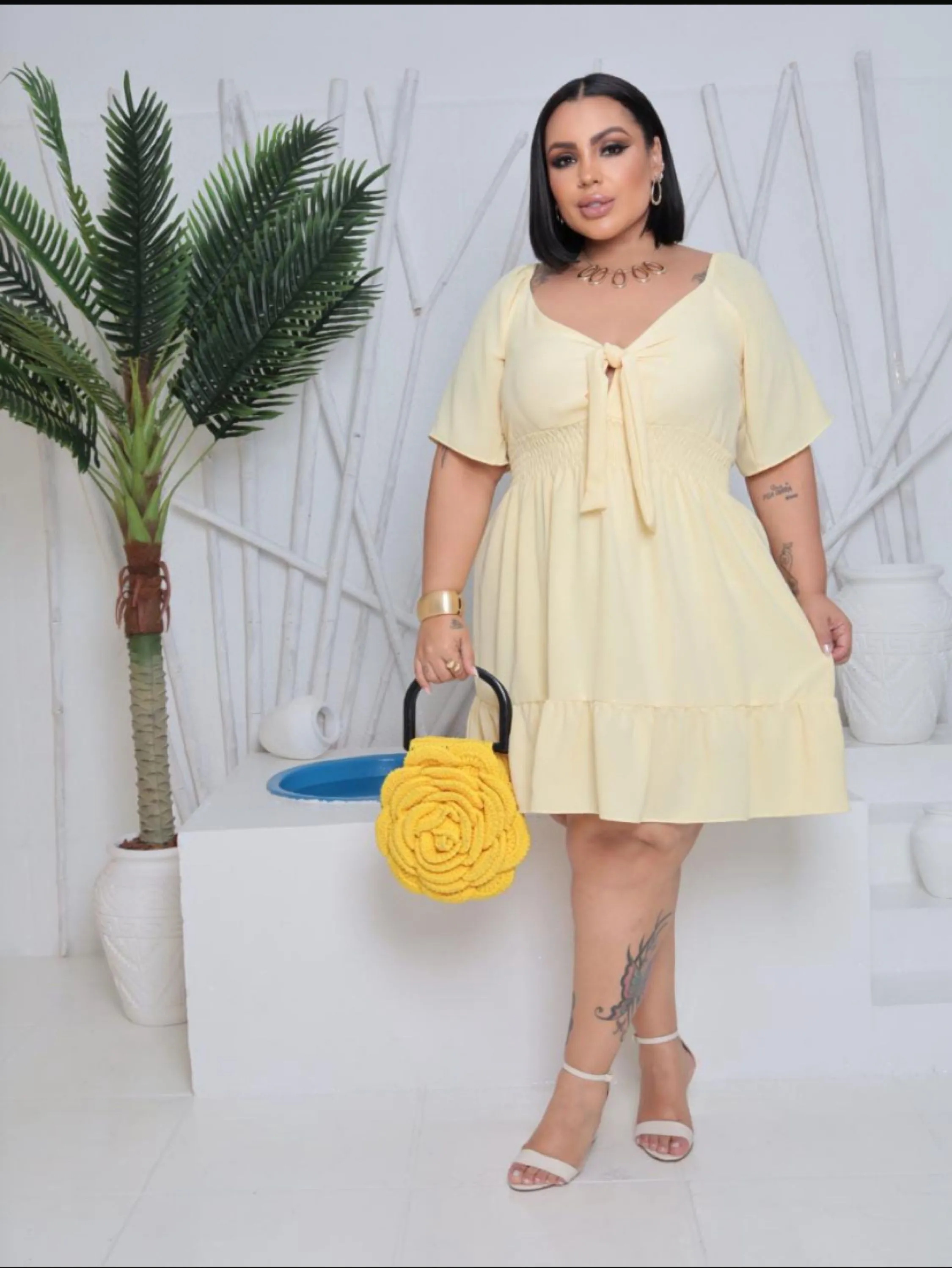 Vestido curto de manga e laço frontal plus size