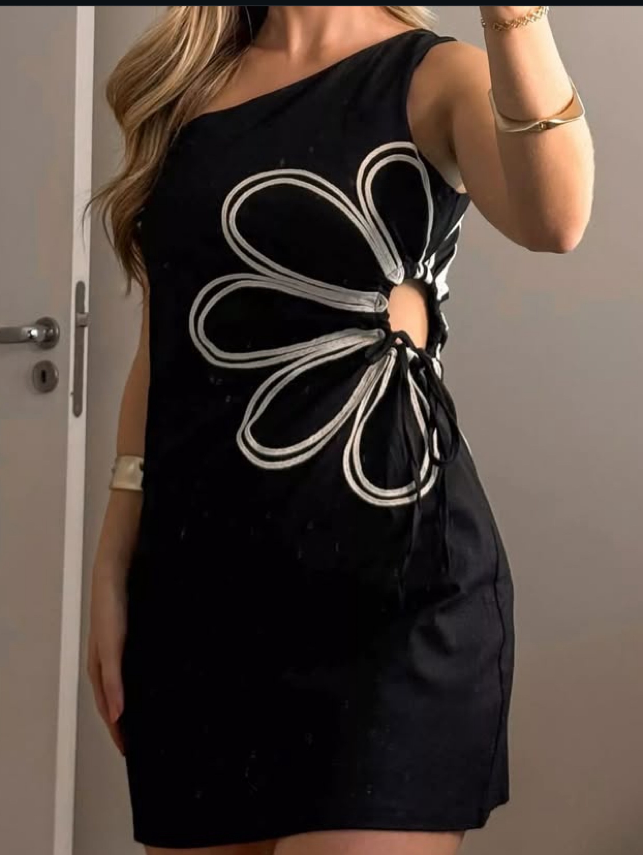 Vestido curto de um ombro