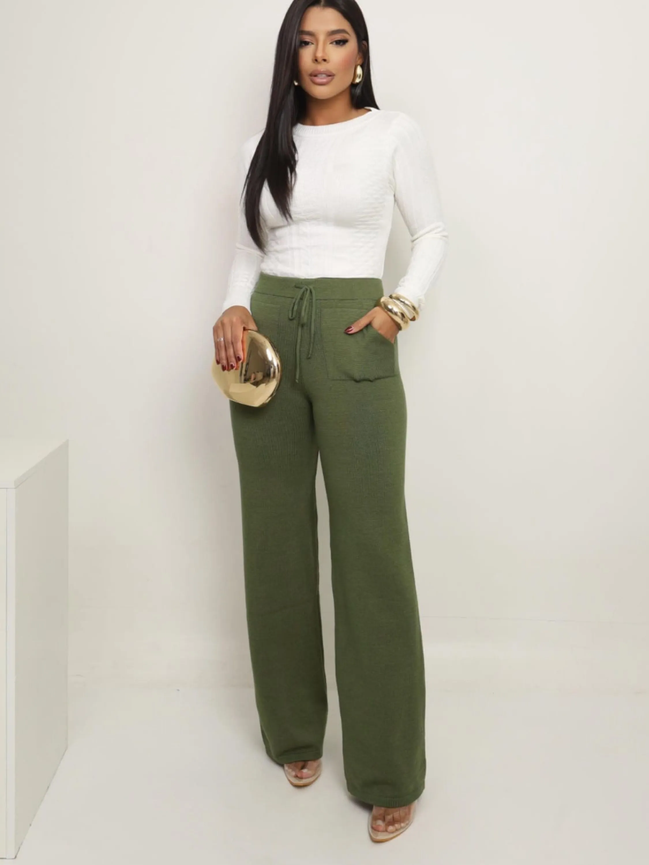 Calça pantalona com bolso e regulagem