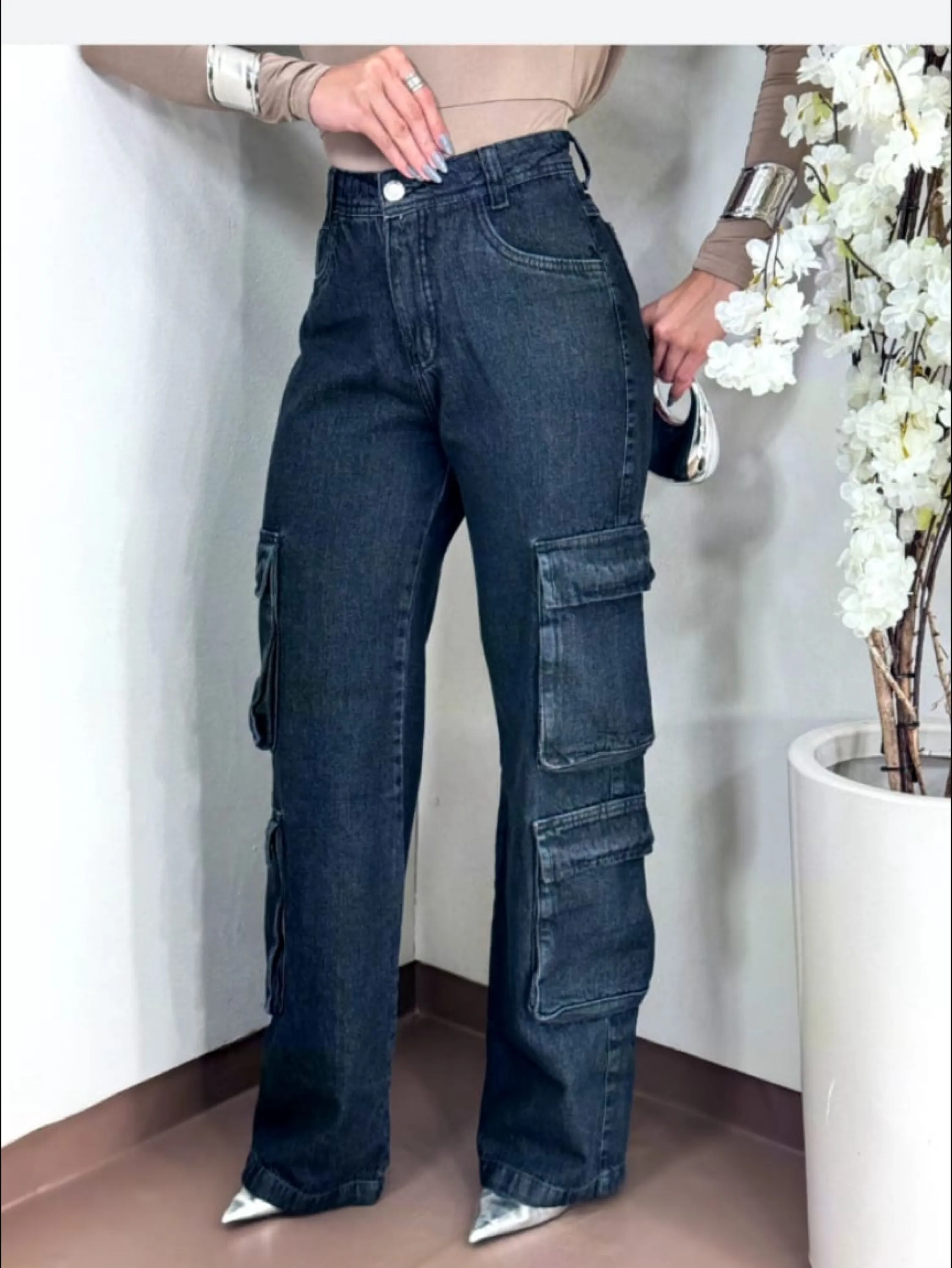 Calça jeans cargo com 4  bolsos nas laterais
