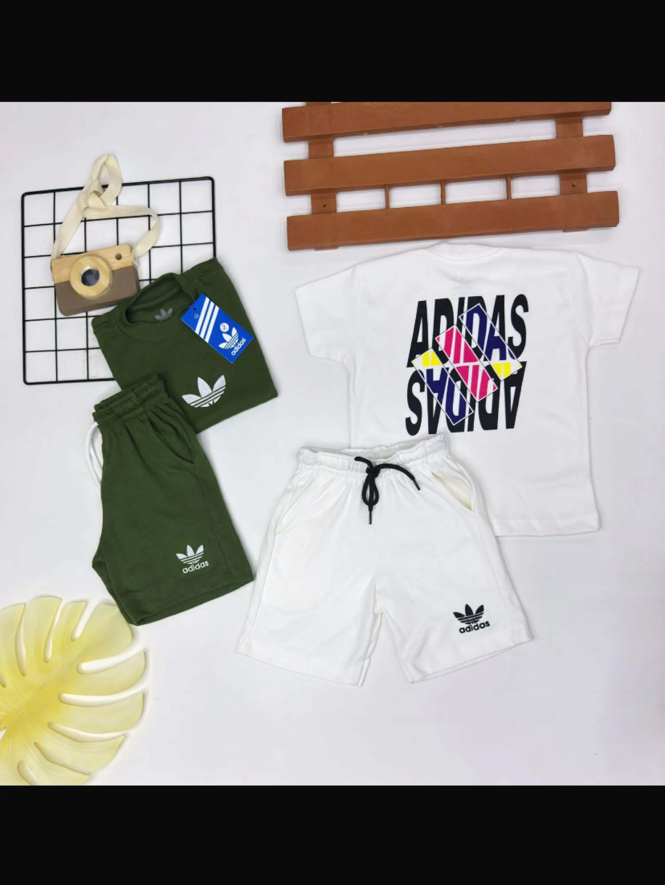 Conjunto adudas  bermuda com bolsos e cordão com camiseta
