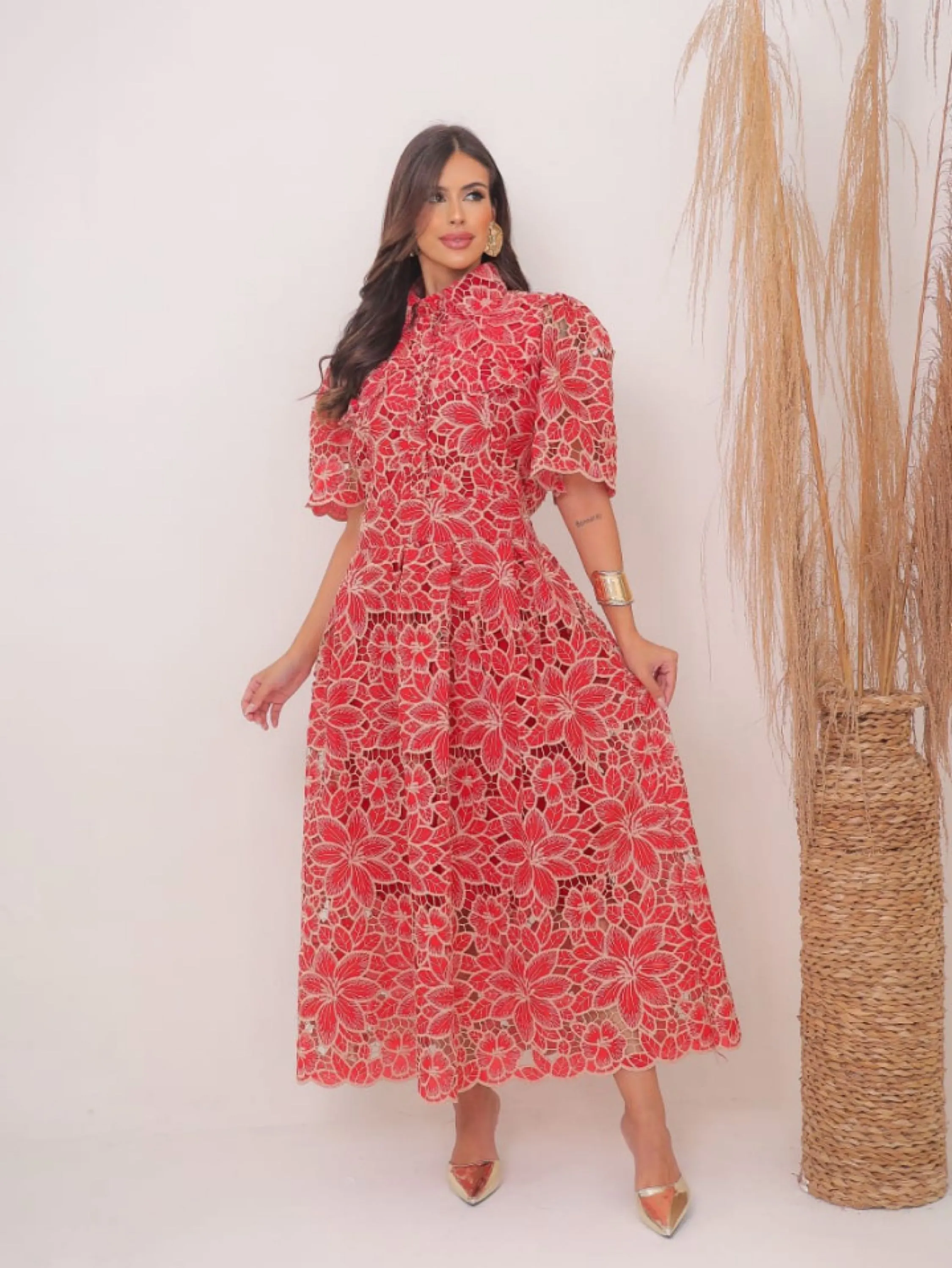 Vestido longuete todo detalhado em aviamentos