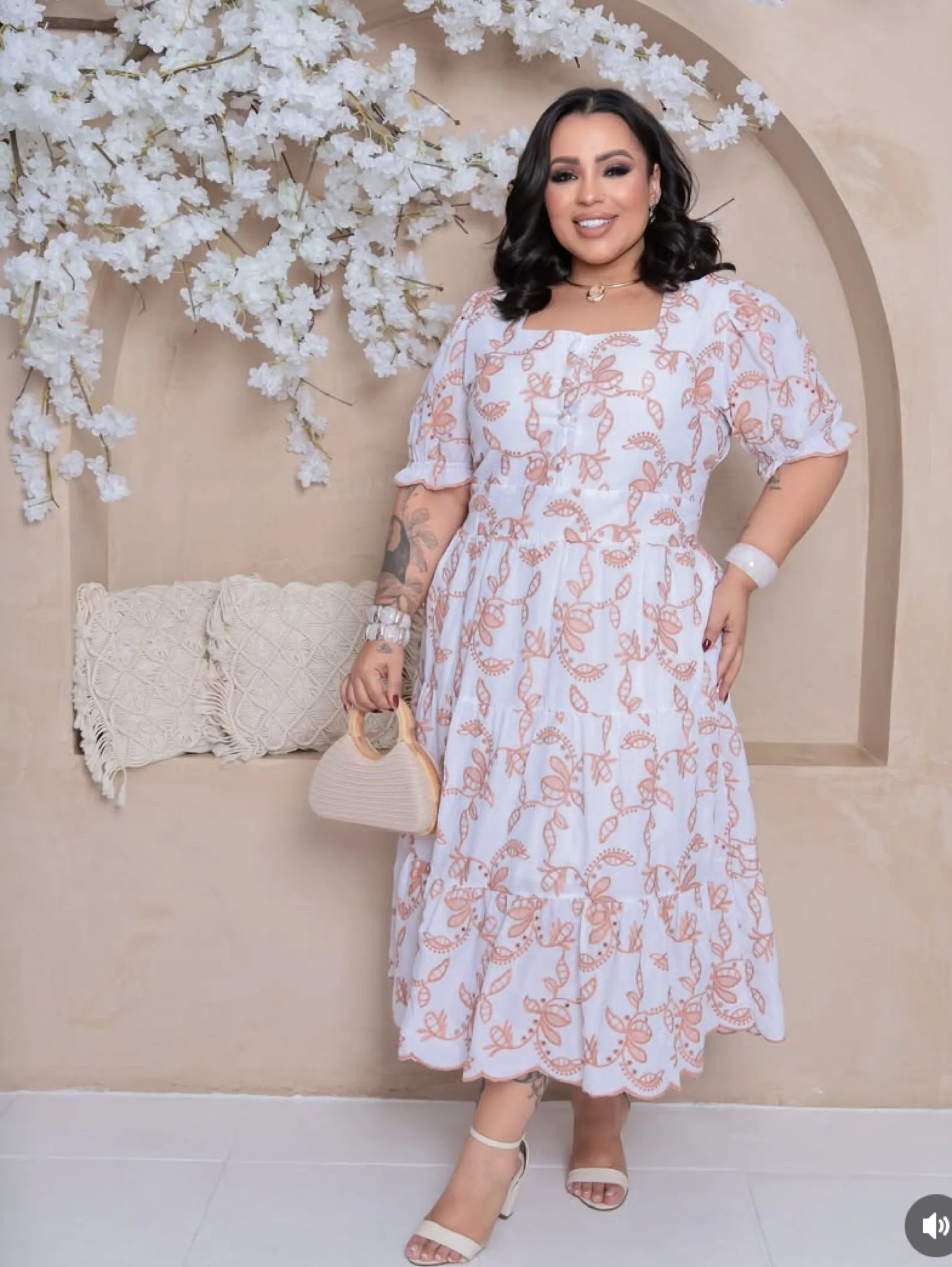 Vestido mídi forrado gola quadrada em laise