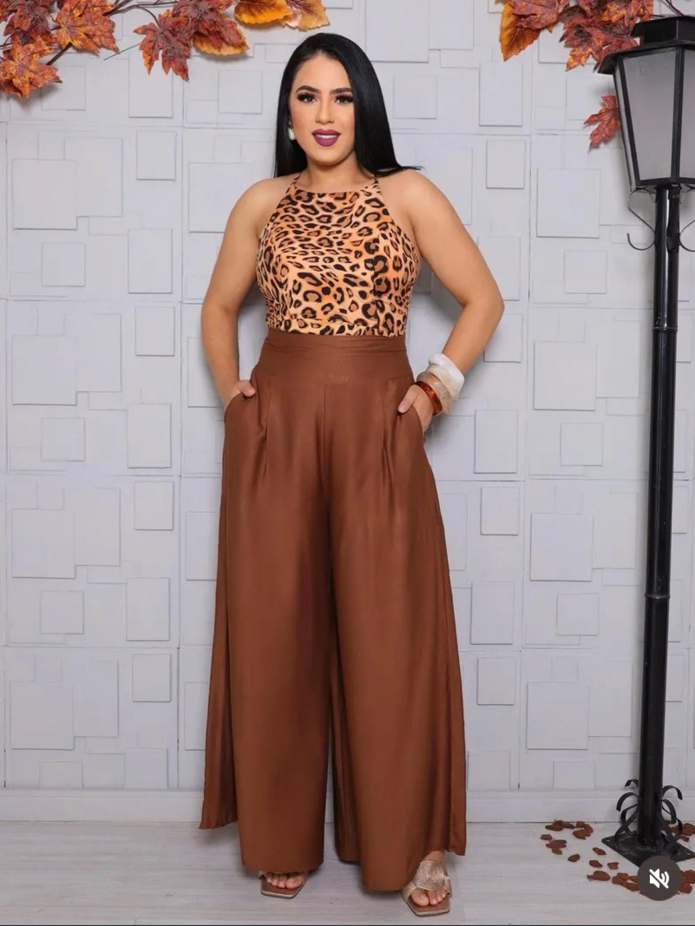Calça pantalona com bolsos funcionais
