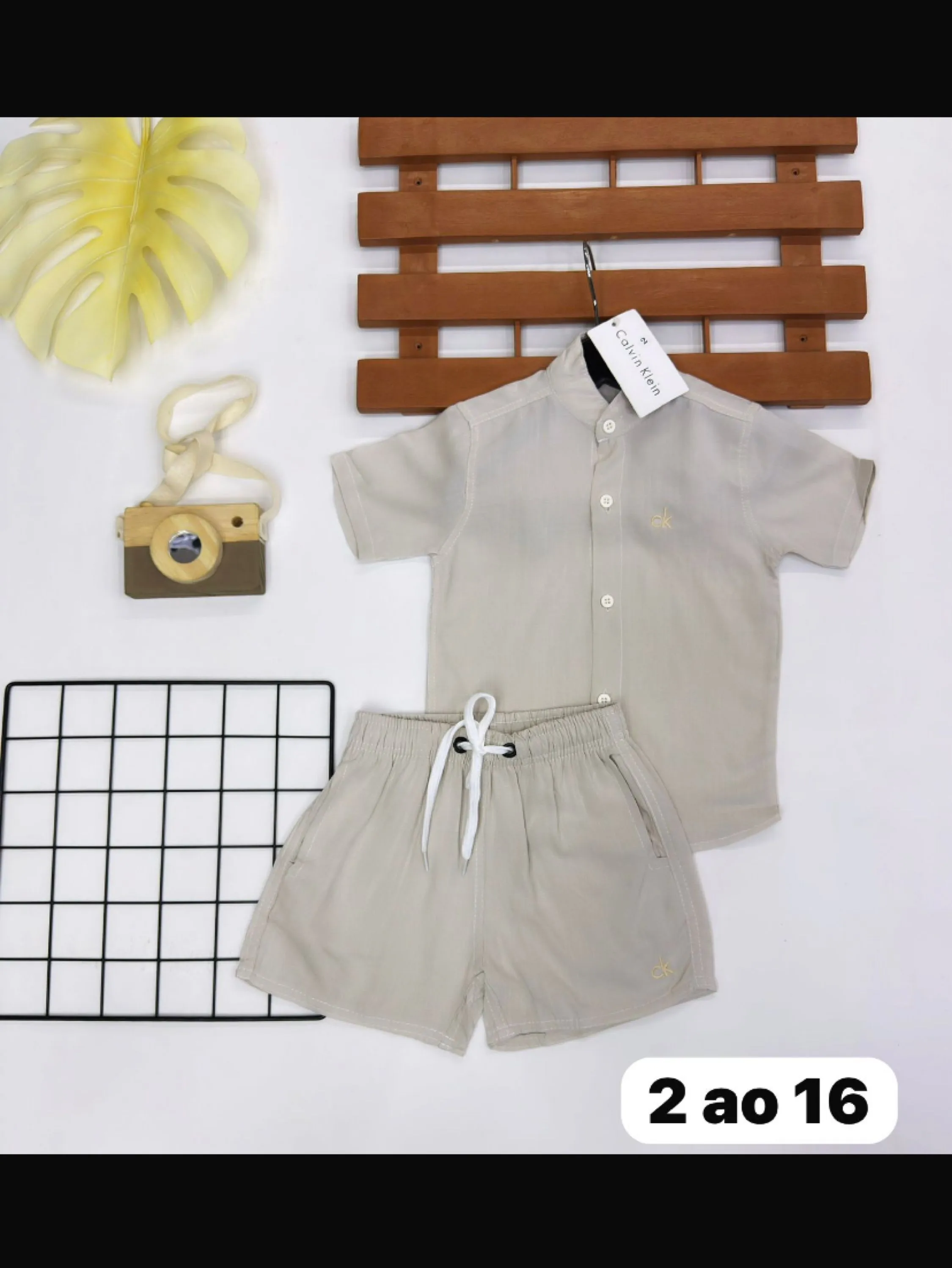Conjunto shorts e camisa gola de padre Calvin Klein