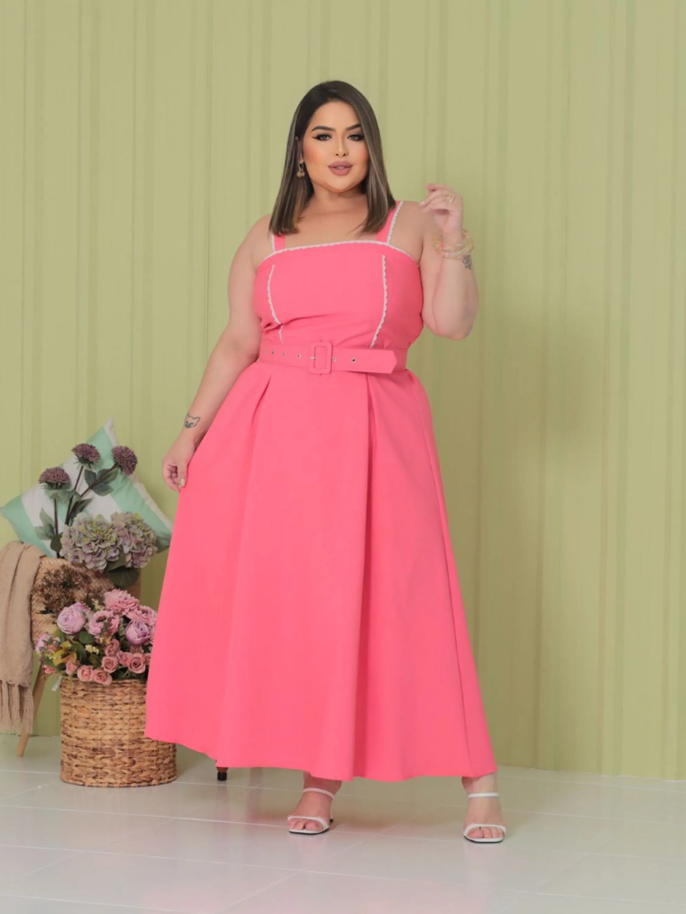 Vestido longo ,cinto forrado e renda no busto Plus