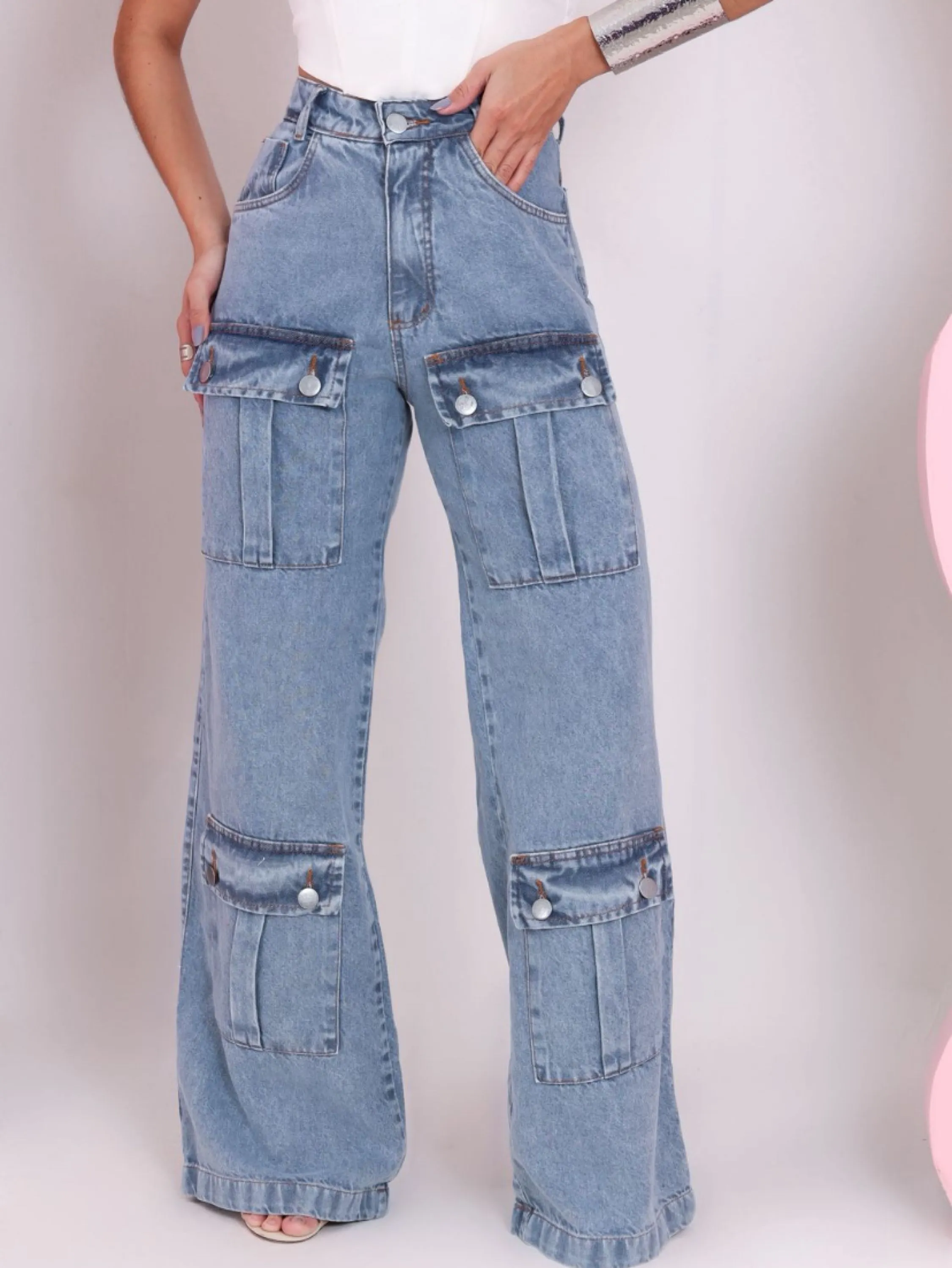 Caixa jeans flare  cargo com 4 bolsos frontais  e botões