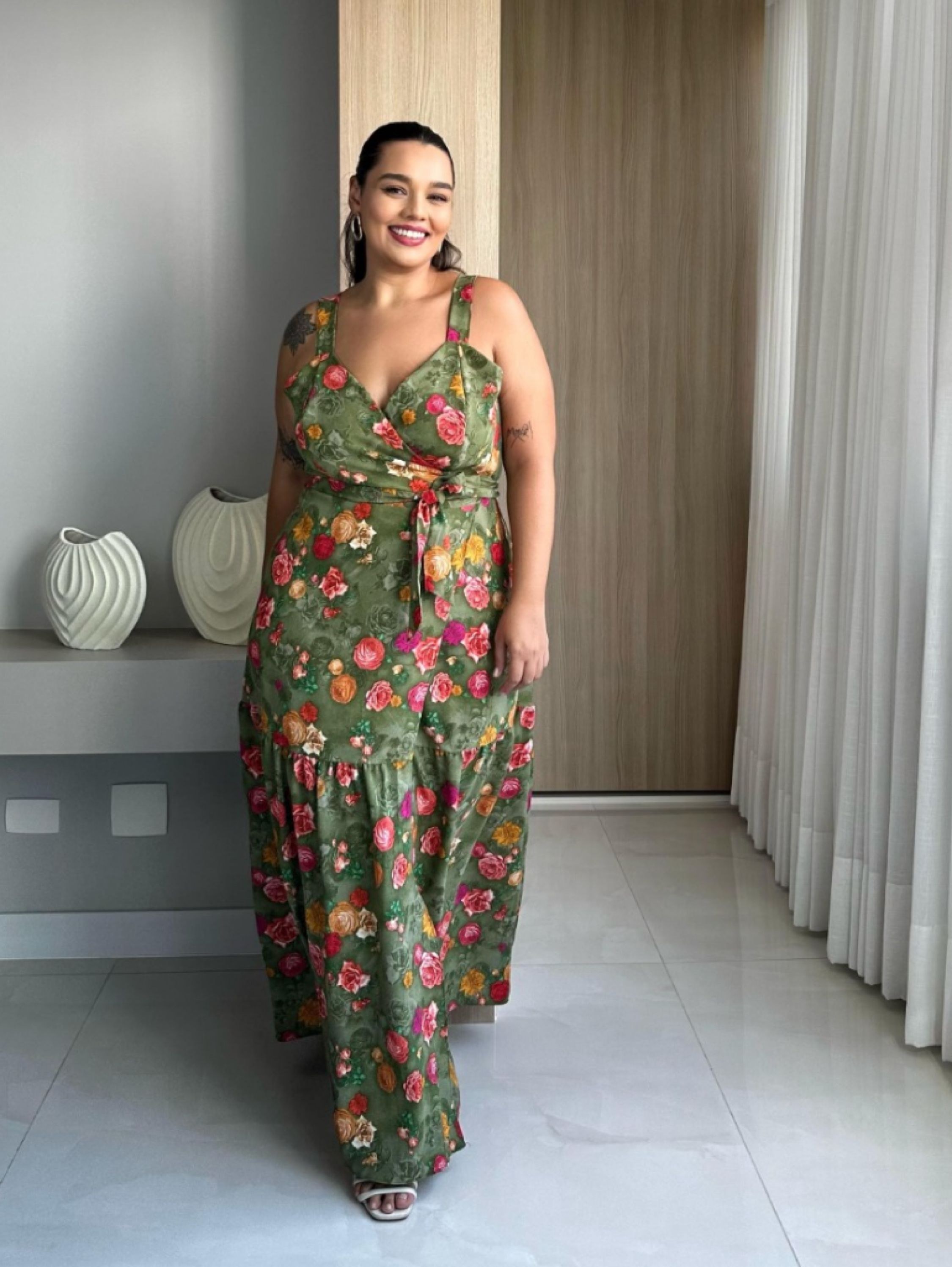 Vestido envelope gola V estampado floral Plus size