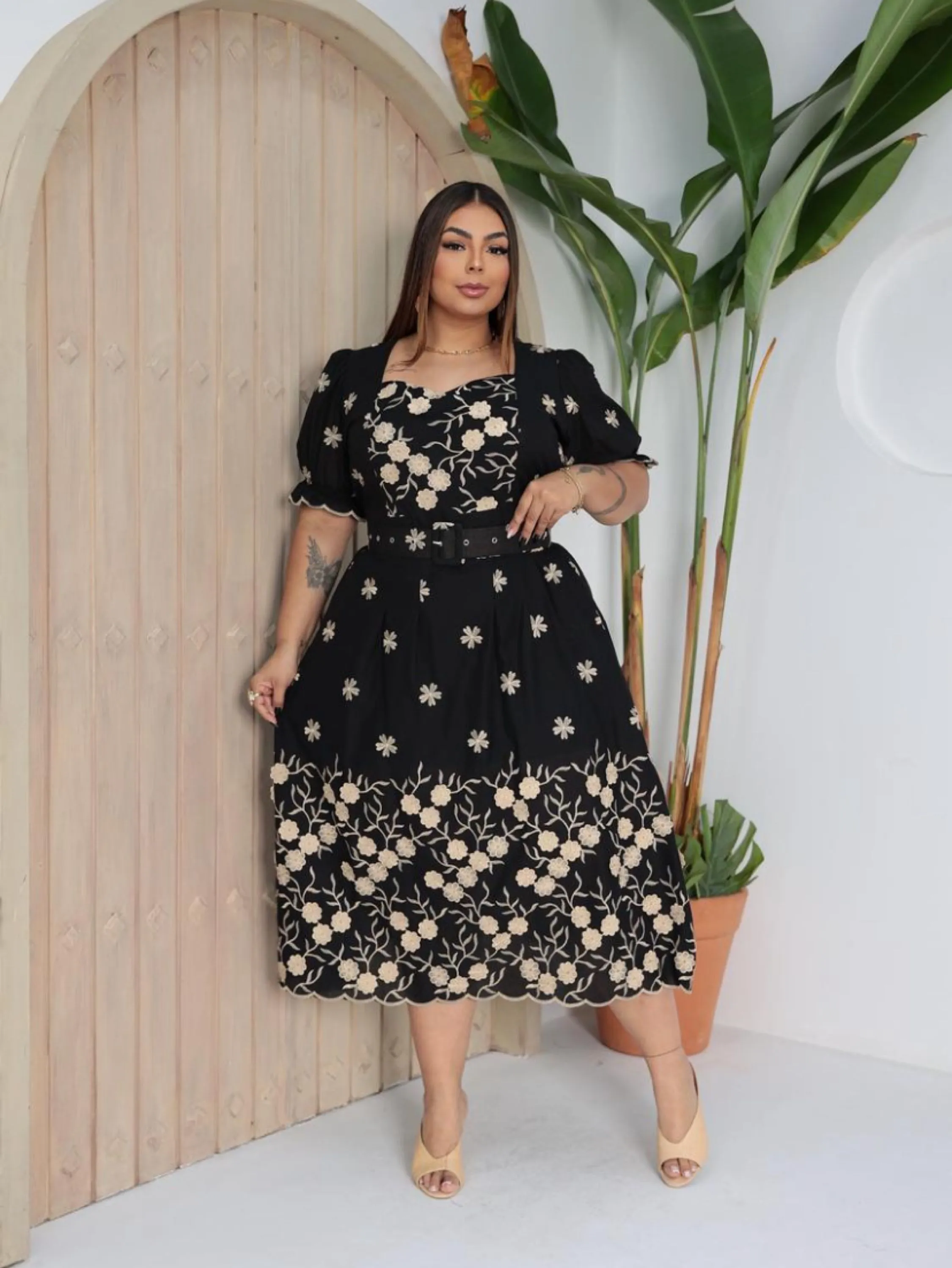 Vestido mídi forrado com bolso e cinto Plus size