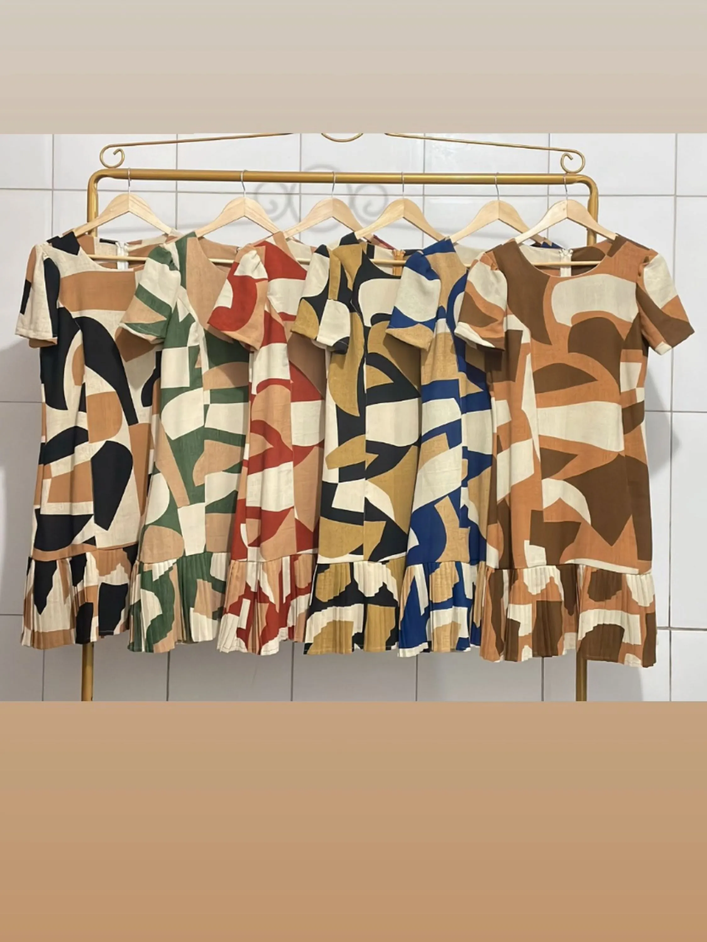 Vestido estampado curto com manga plissado