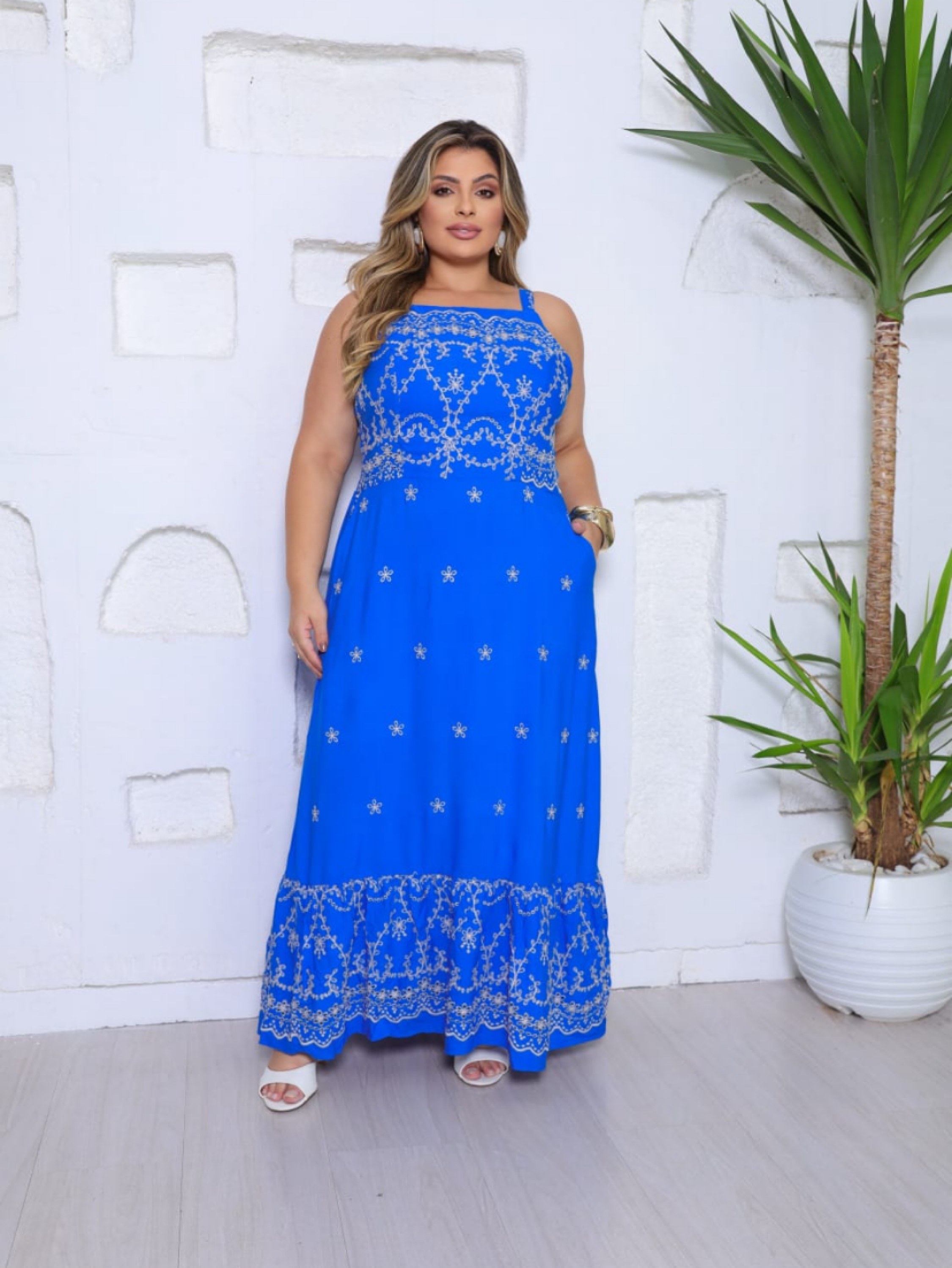 Vestido longo bordado Plus size
